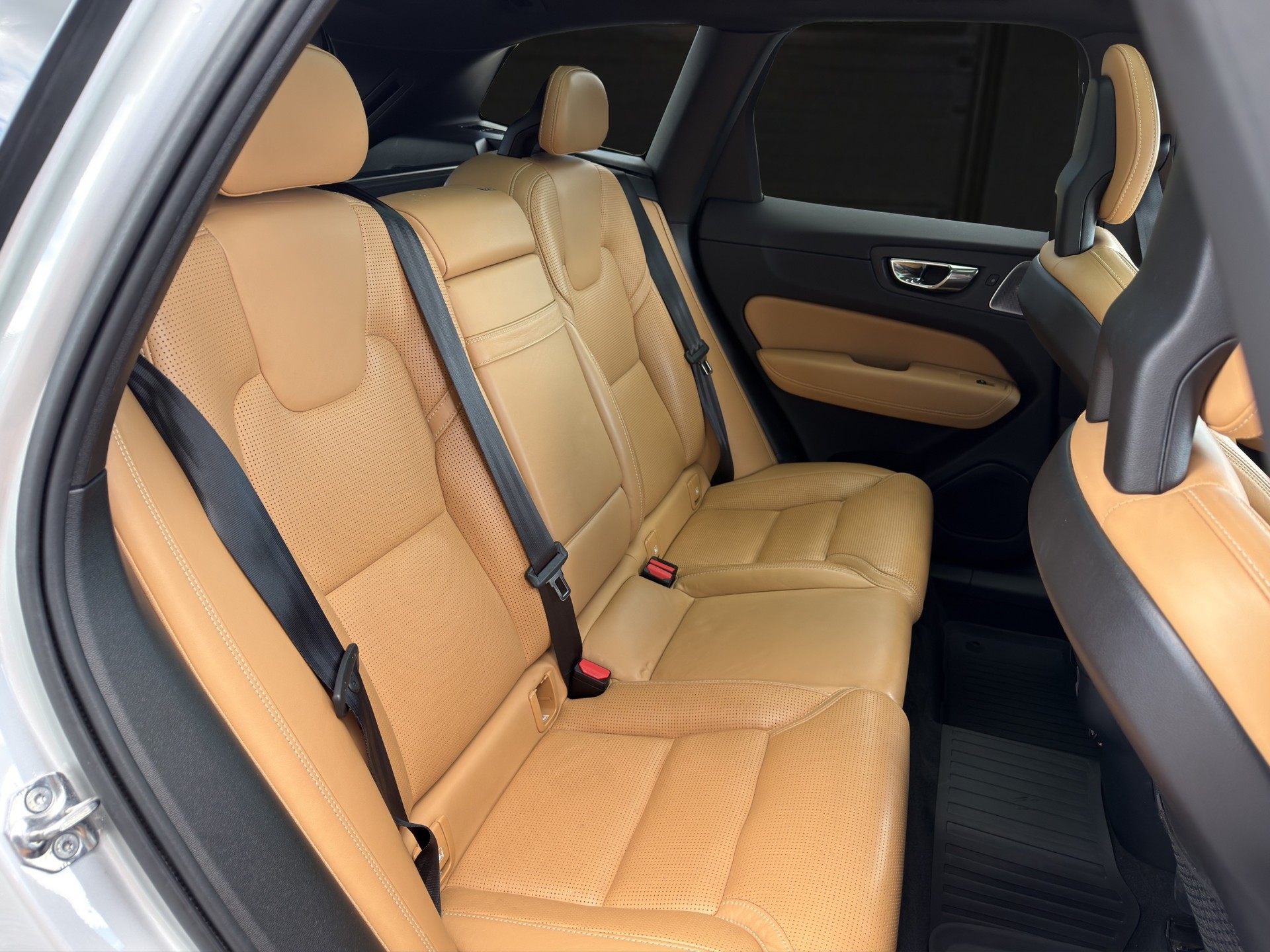 VOLVO XC60 2.0 D5 Inscription AWD-image-11