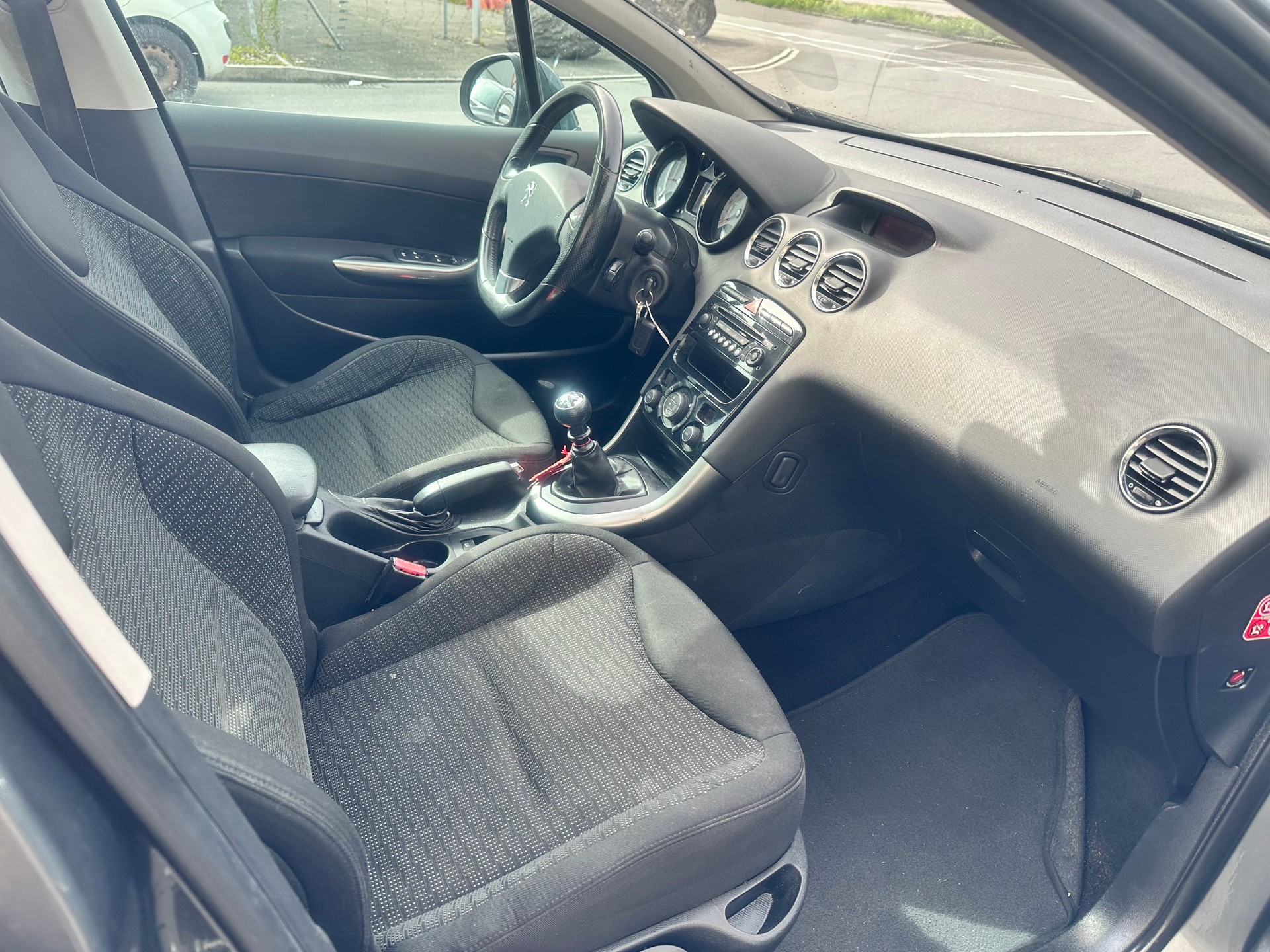 PEUGEOT 308 1.6 16V Turbo Allure-image-15