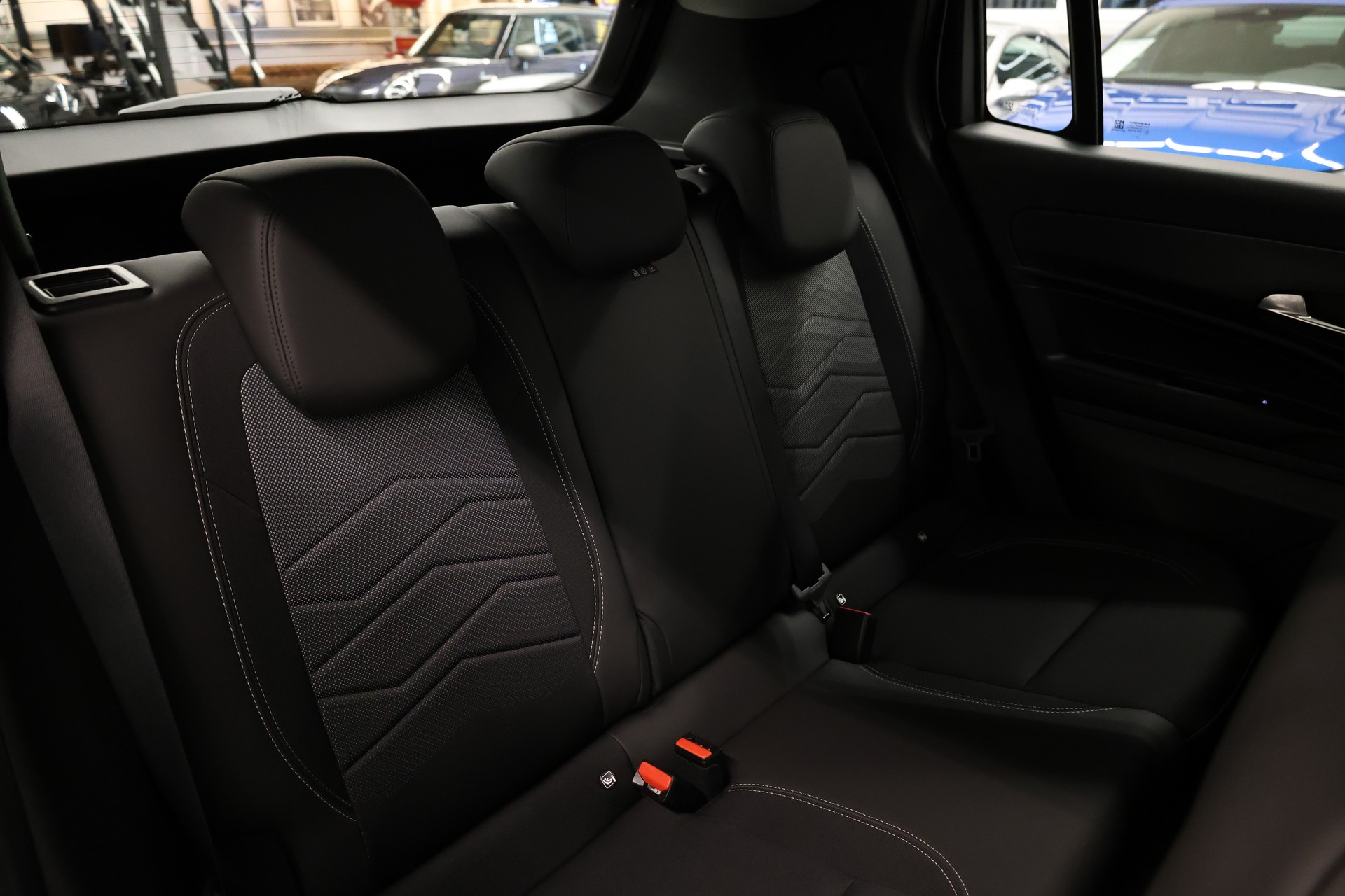 JEEP Avenger 1.2 Turbo Altitude-image-28
