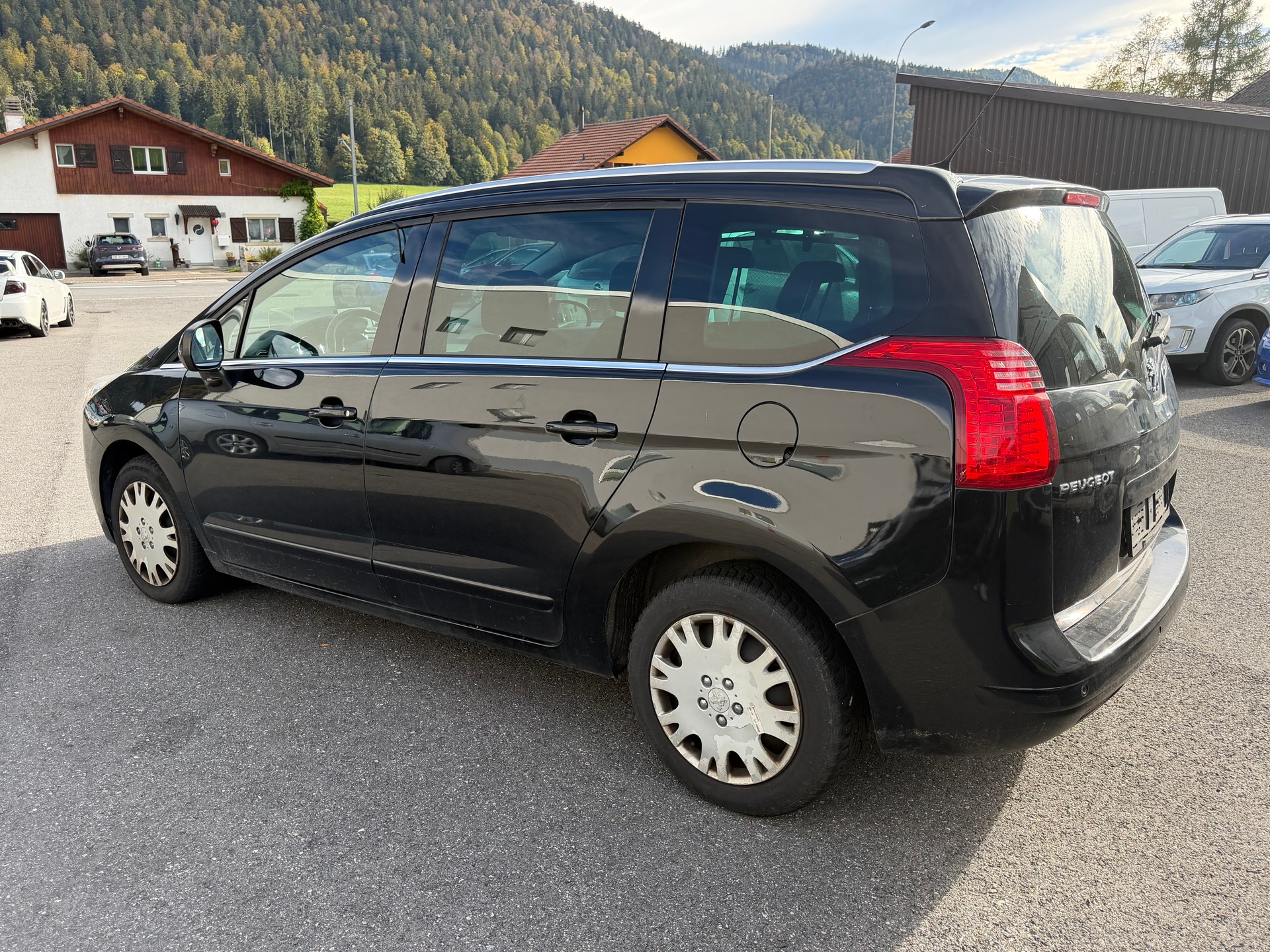 PEUGEOT 5008 1.6 16V T Family Automatic-image-2