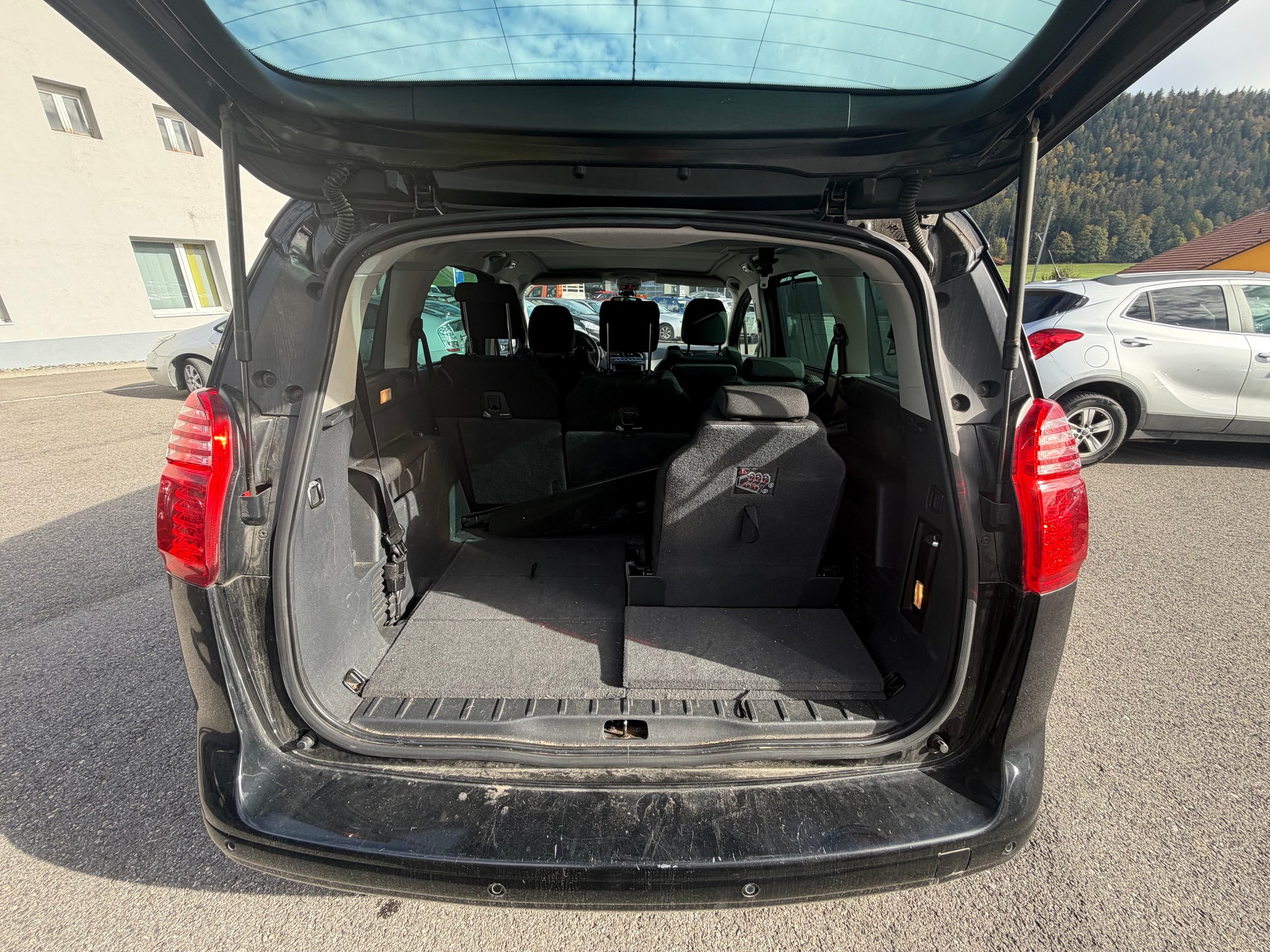 PEUGEOT 5008 1.6 16V T Family Automatic-image-10