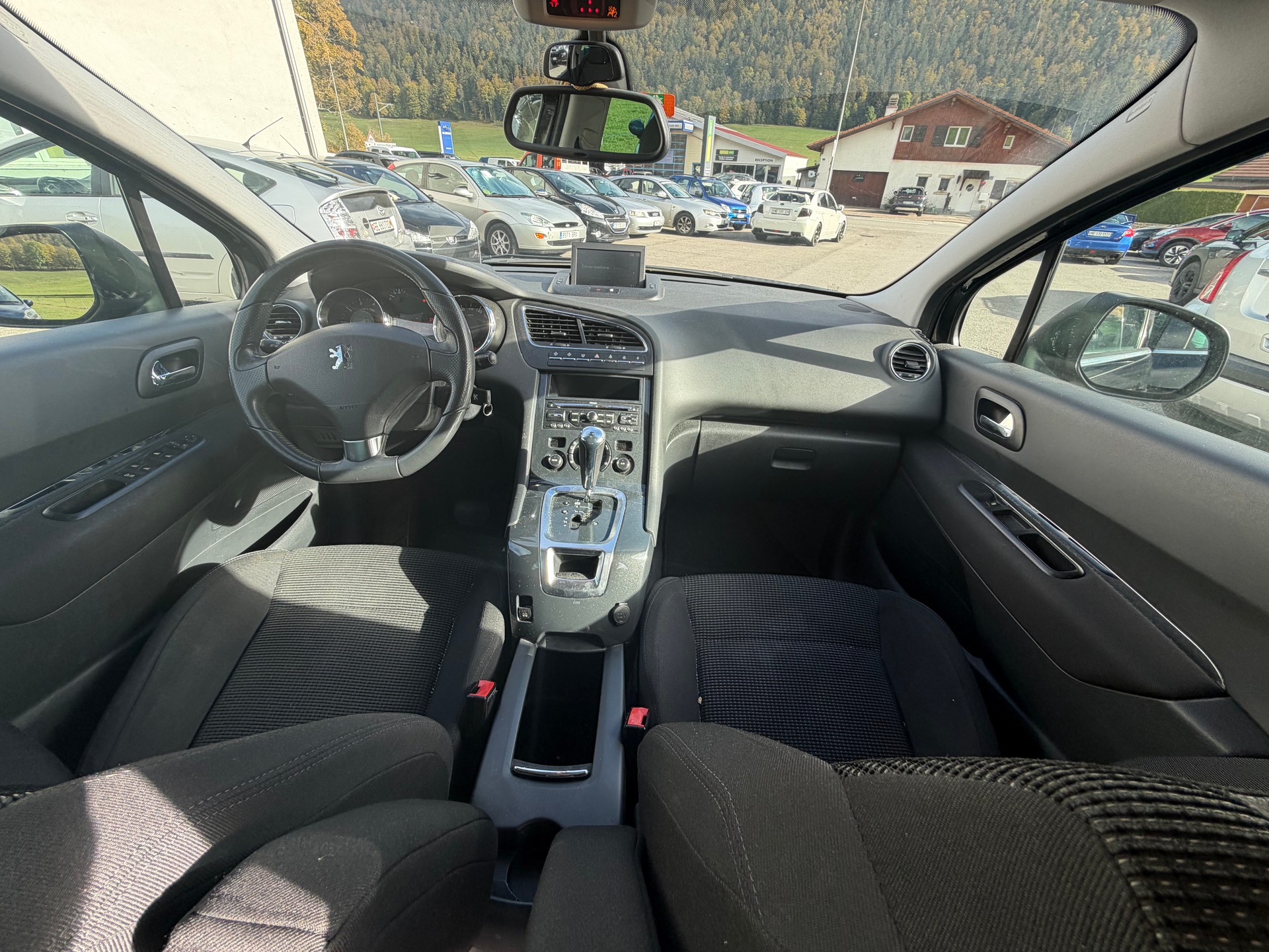 PEUGEOT 5008 1.6 16V T Family Automatic-image-8