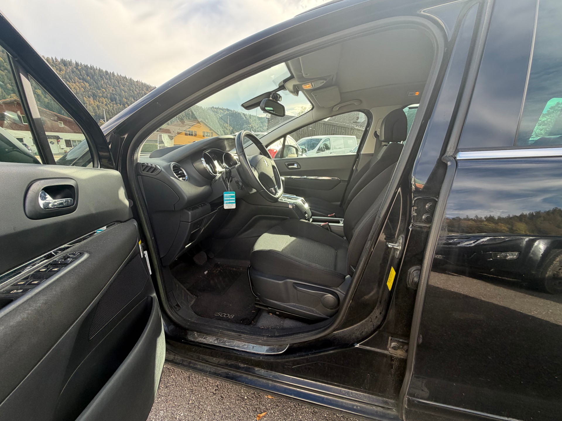 PEUGEOT 5008 1.6 16V T Family Automatic-image-9