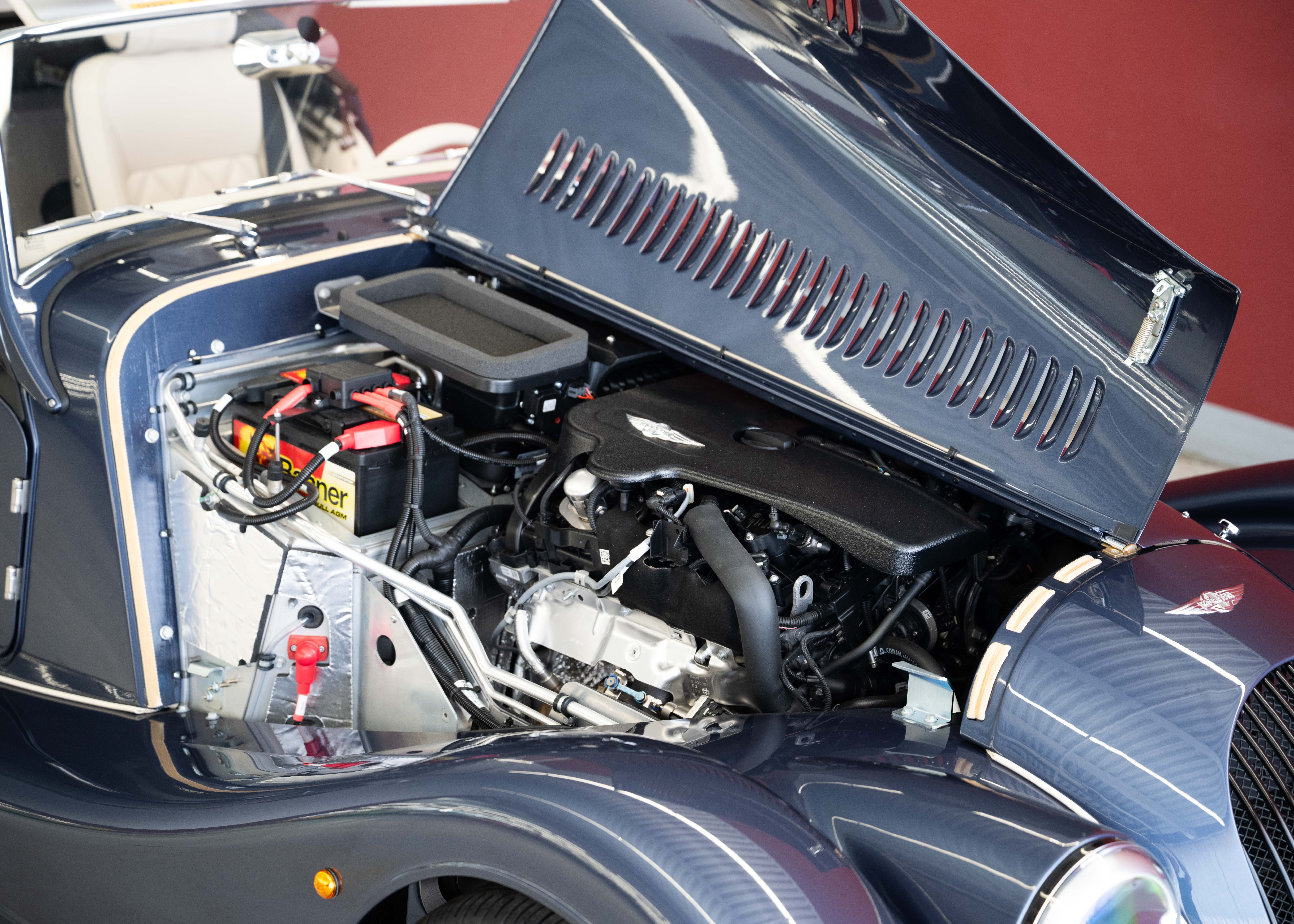 Image MORGAN 4-4 Plus Four 2.0 Automatic Bespoke (Swiss new car, 1 of 1 configuration, Prussian Blue Porsche metallic, 48-month warranty)