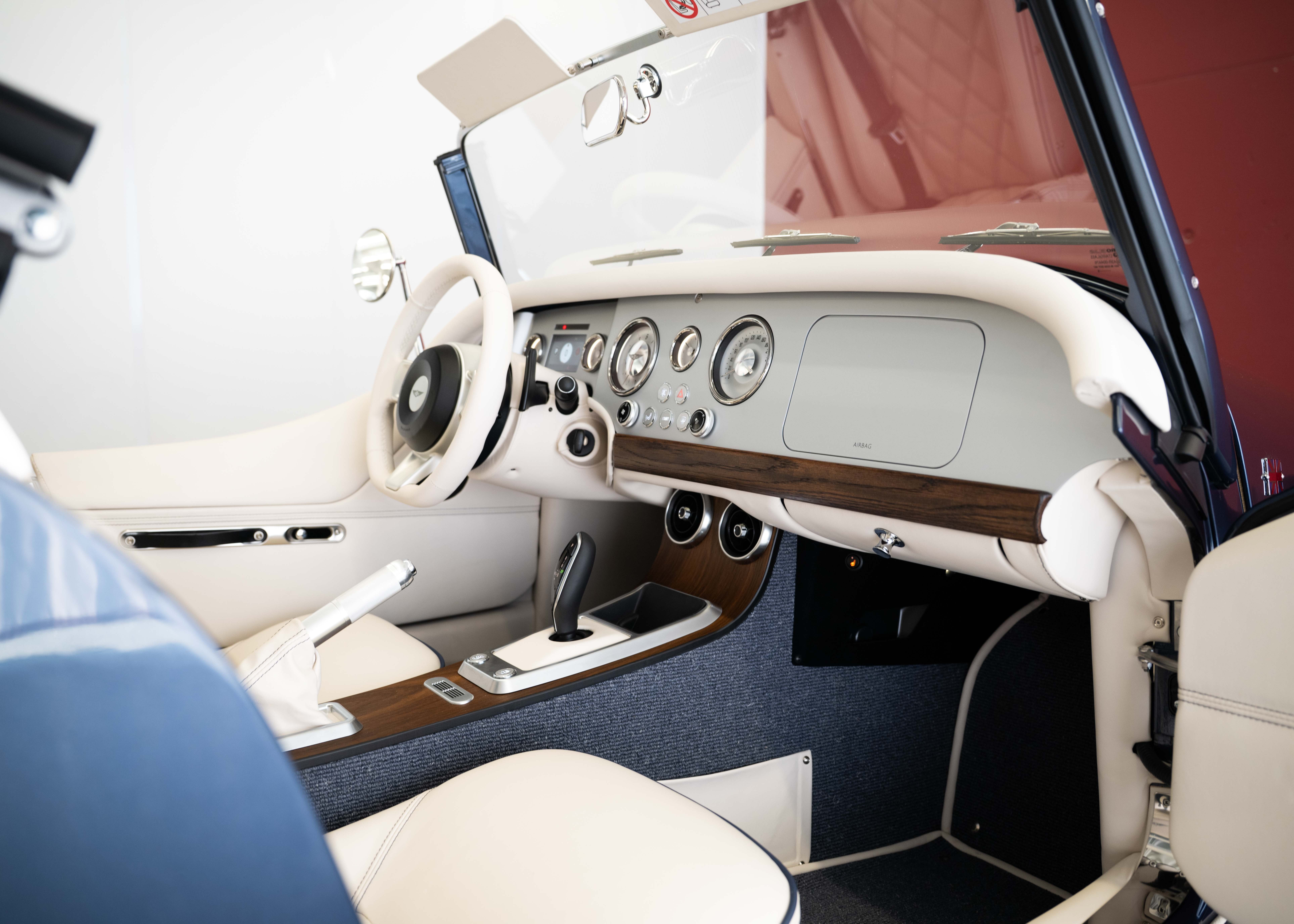 Image MORGAN 4-4 Plus Four 2.0 Automatic Bespoke (Swiss new car, 1 of 1 configuration, Prussian Blue Porsche metallic, 48-month warranty)