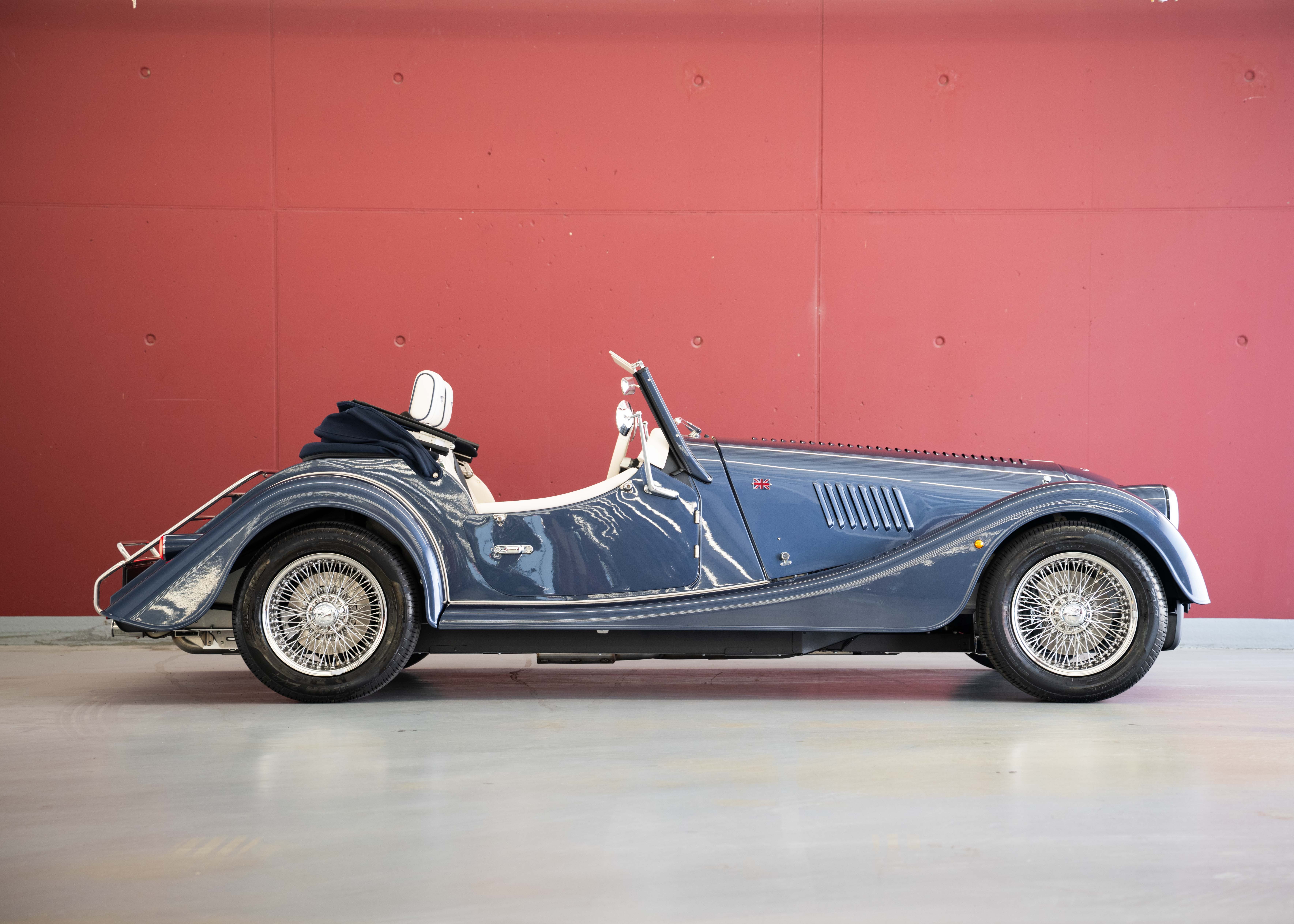 Image MORGAN 4-4 Plus Four 2.0 Automatic Bespoke (Swiss new car, 1 of 1 configuration, Prussian Blue Porsche metallic, 48-month warranty)