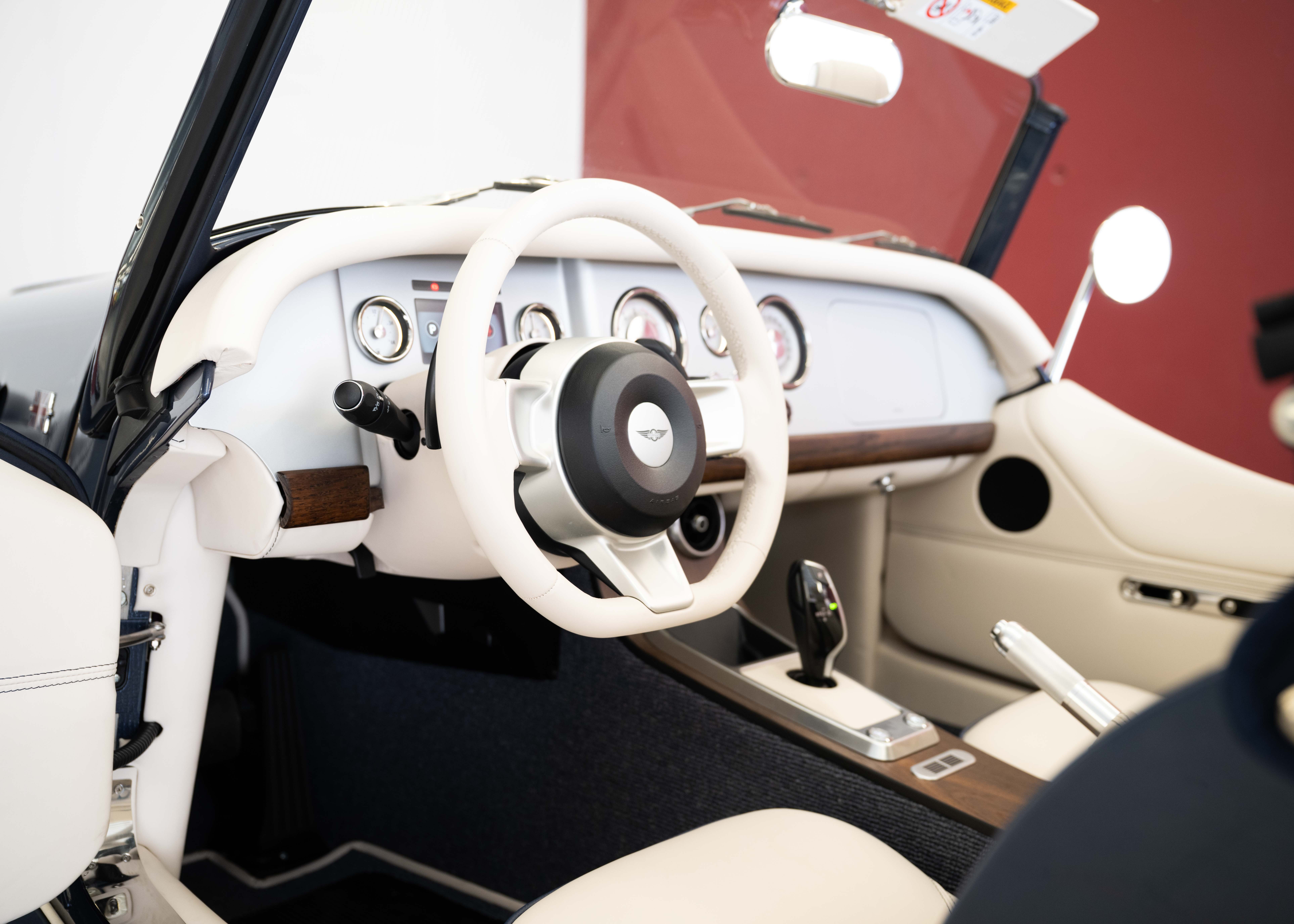 Image MORGAN 4-4 Plus Four 2.0 Automatic Bespoke (Swiss new car, 1 of 1 configuration, Prussian Blue Porsche metallic, 48-month warranty)
