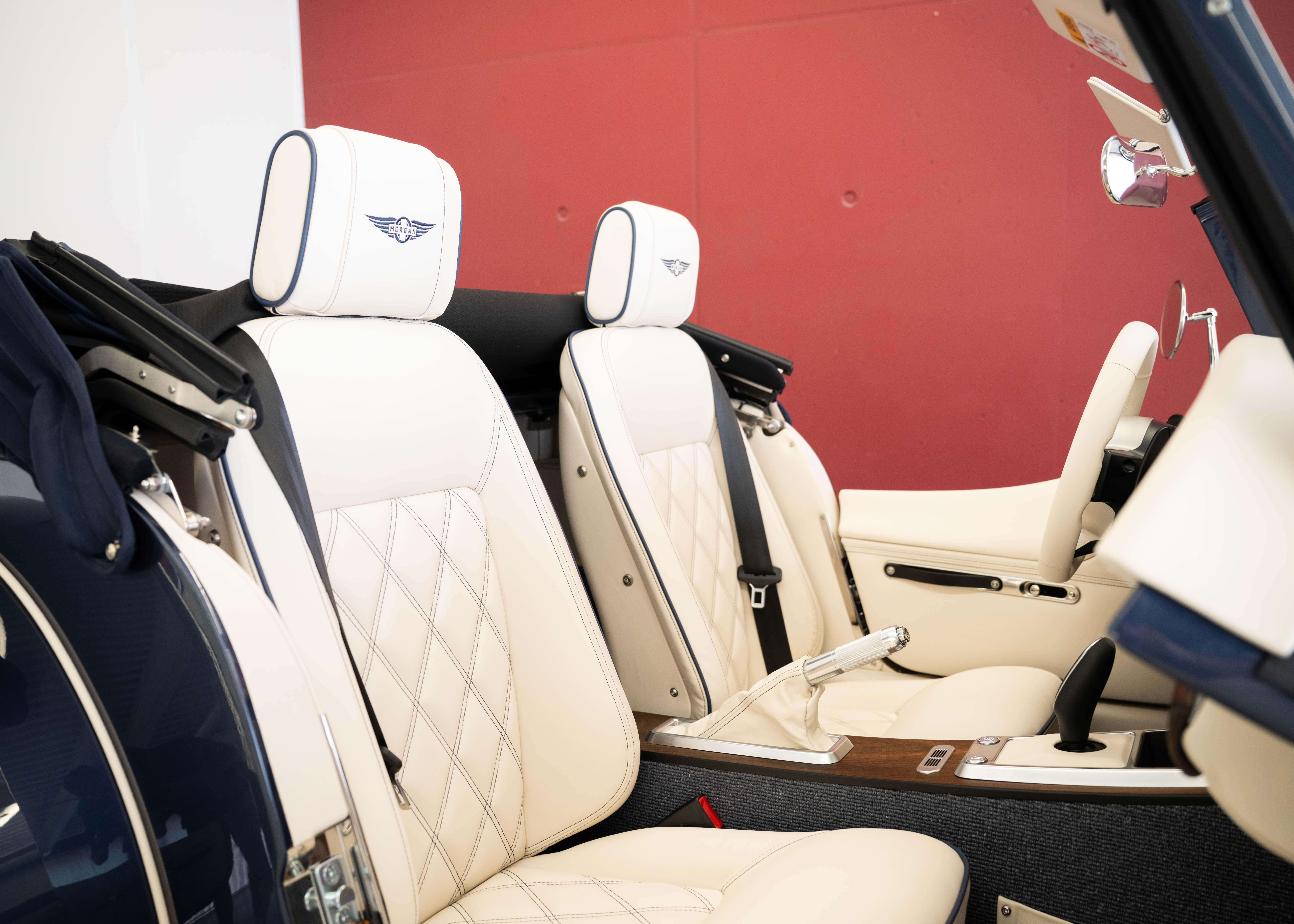 Image MORGAN 4-4 Plus Four 2.0 Automatic Bespoke (Swiss new car, 1 of 1 configuration, Prussian Blue Porsche metallic, 48-month warranty)
