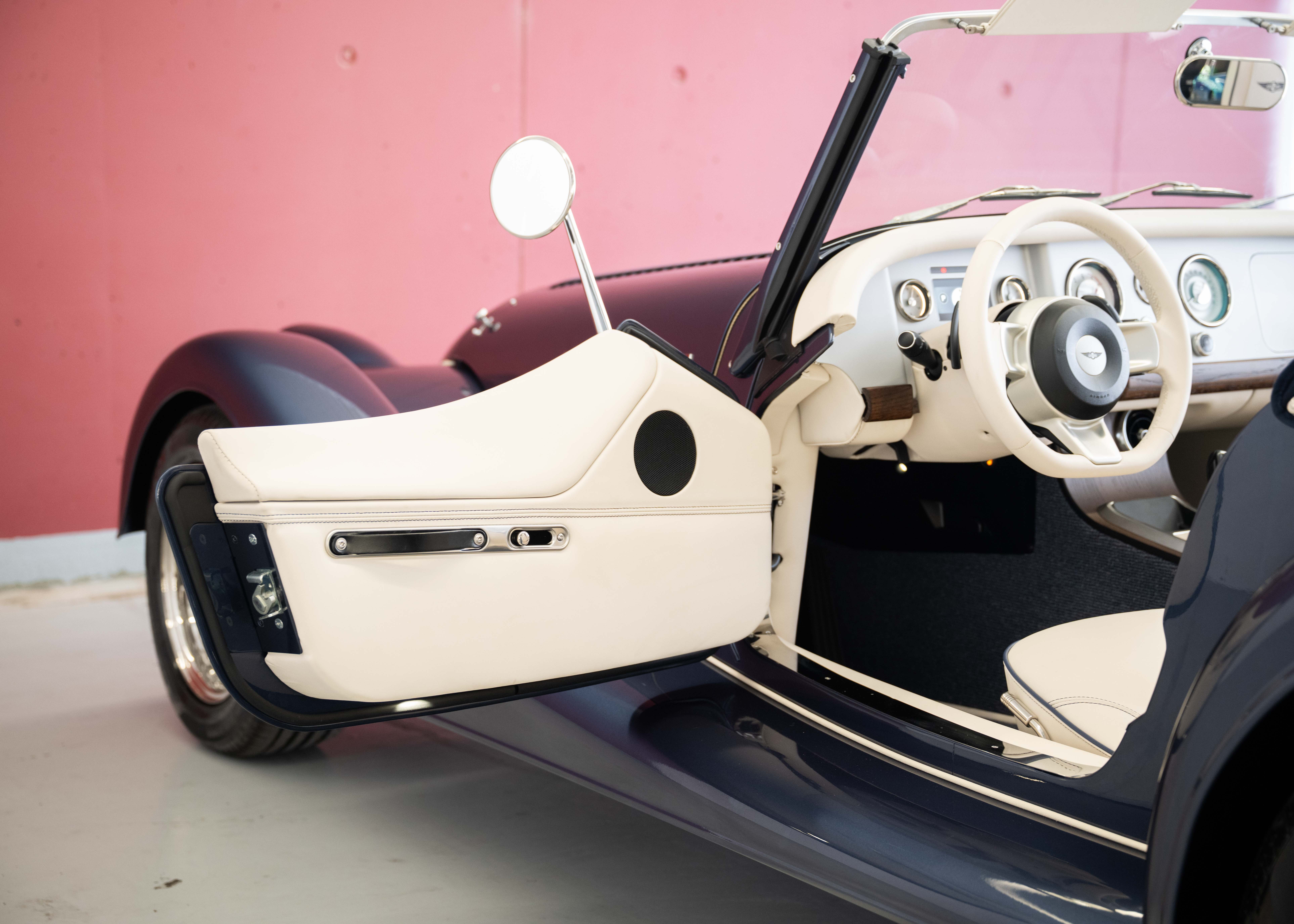 Image MORGAN 4-4 Plus Four 2.0 Automatic Bespoke (Swiss new car, 1 of 1 configuration, Prussian Blue Porsche metallic, 48-month warranty)