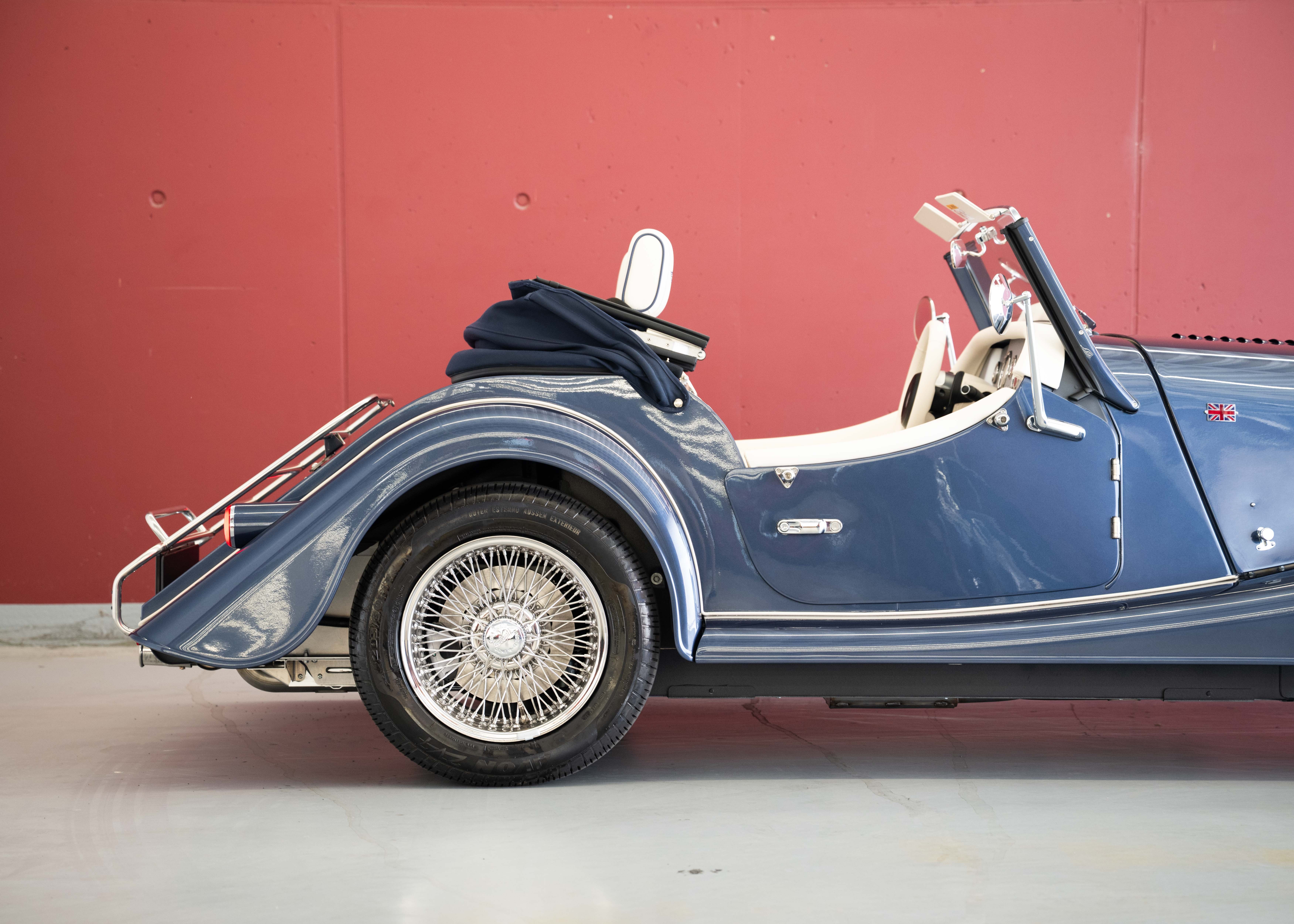 Image MORGAN 4-4 Plus Four 2.0 Automatic Bespoke (Swiss new car, 1 of 1 configuration, Prussian Blue Porsche metallic, 48-month warranty)