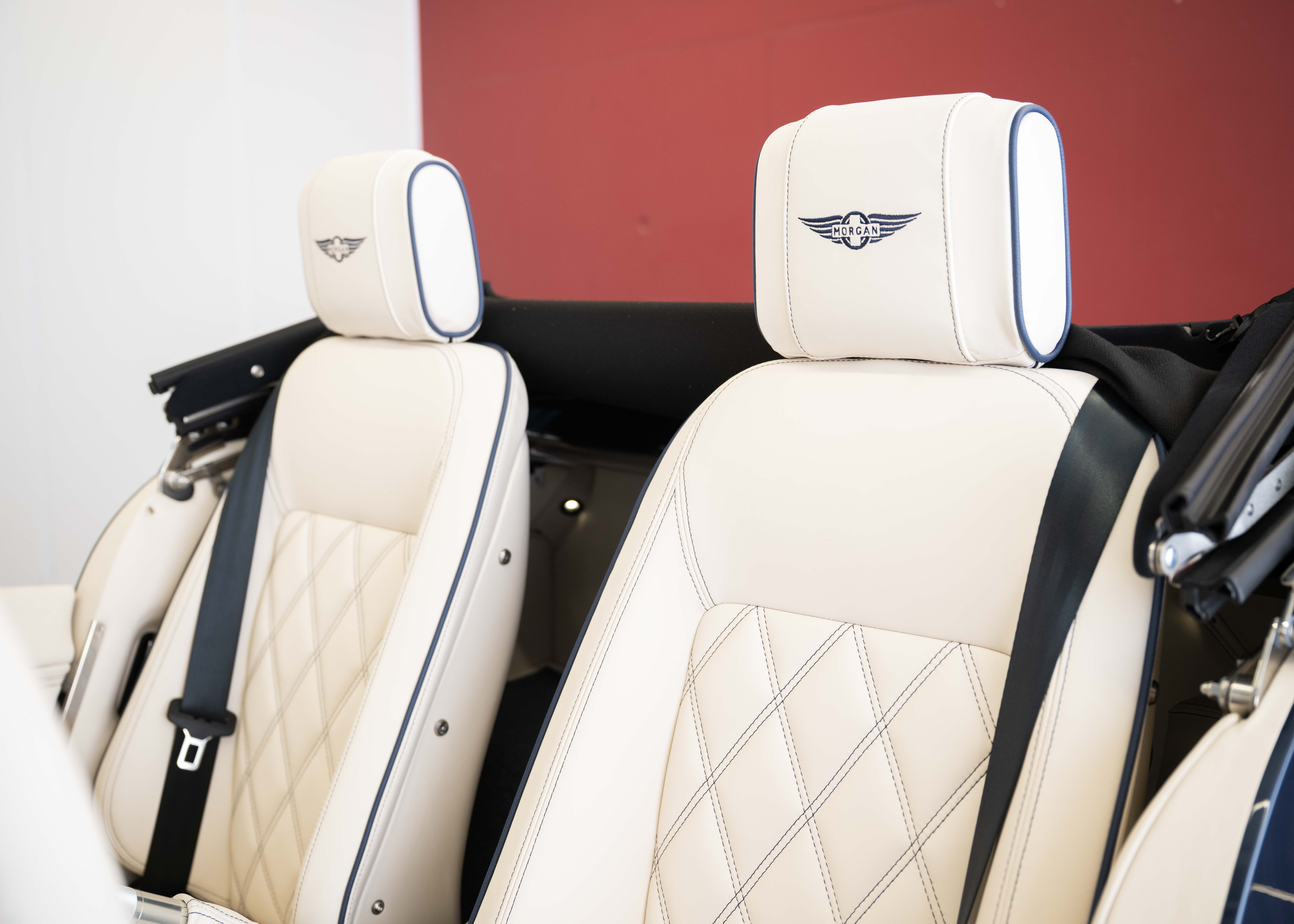 Image MORGAN 4-4 Plus Four 2.0 Automatic Bespoke (Swiss new car, 1 of 1 configuration, Prussian Blue Porsche metallic, 48-month warranty)