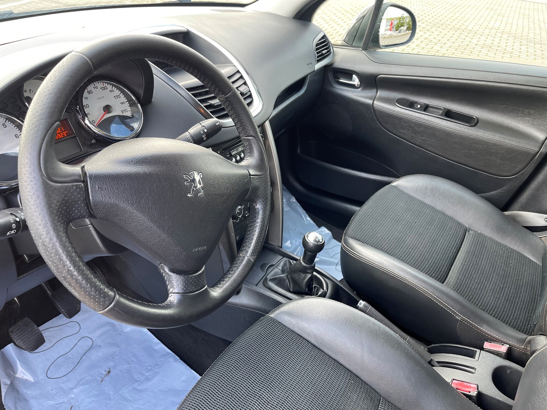 PEUGEOT 207 1.6 16V Allure-image-5