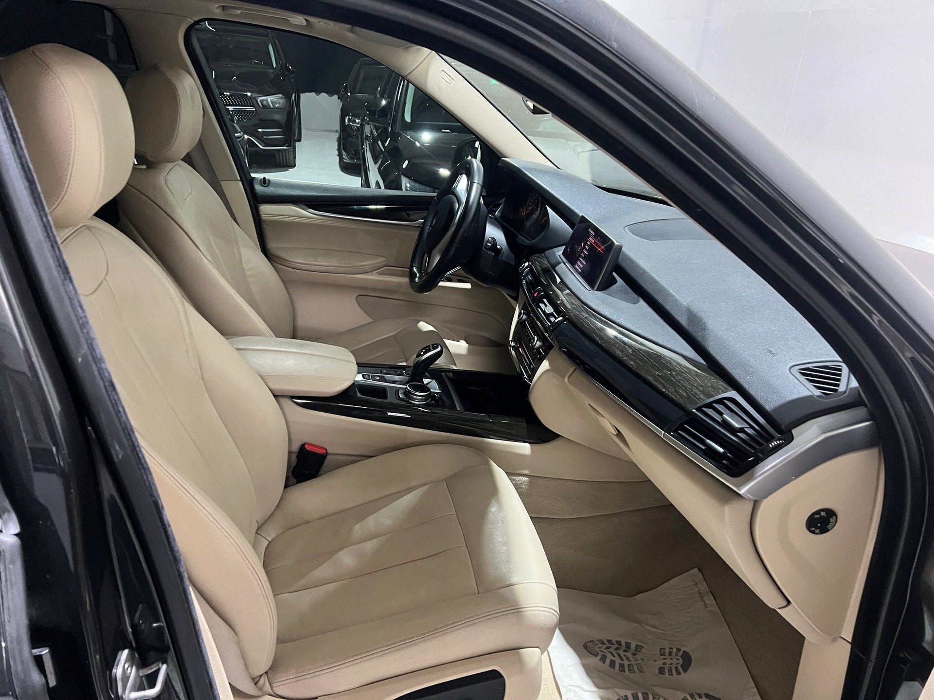 BMW X5 xDrive 30d M-Sport Steptronic-image-12