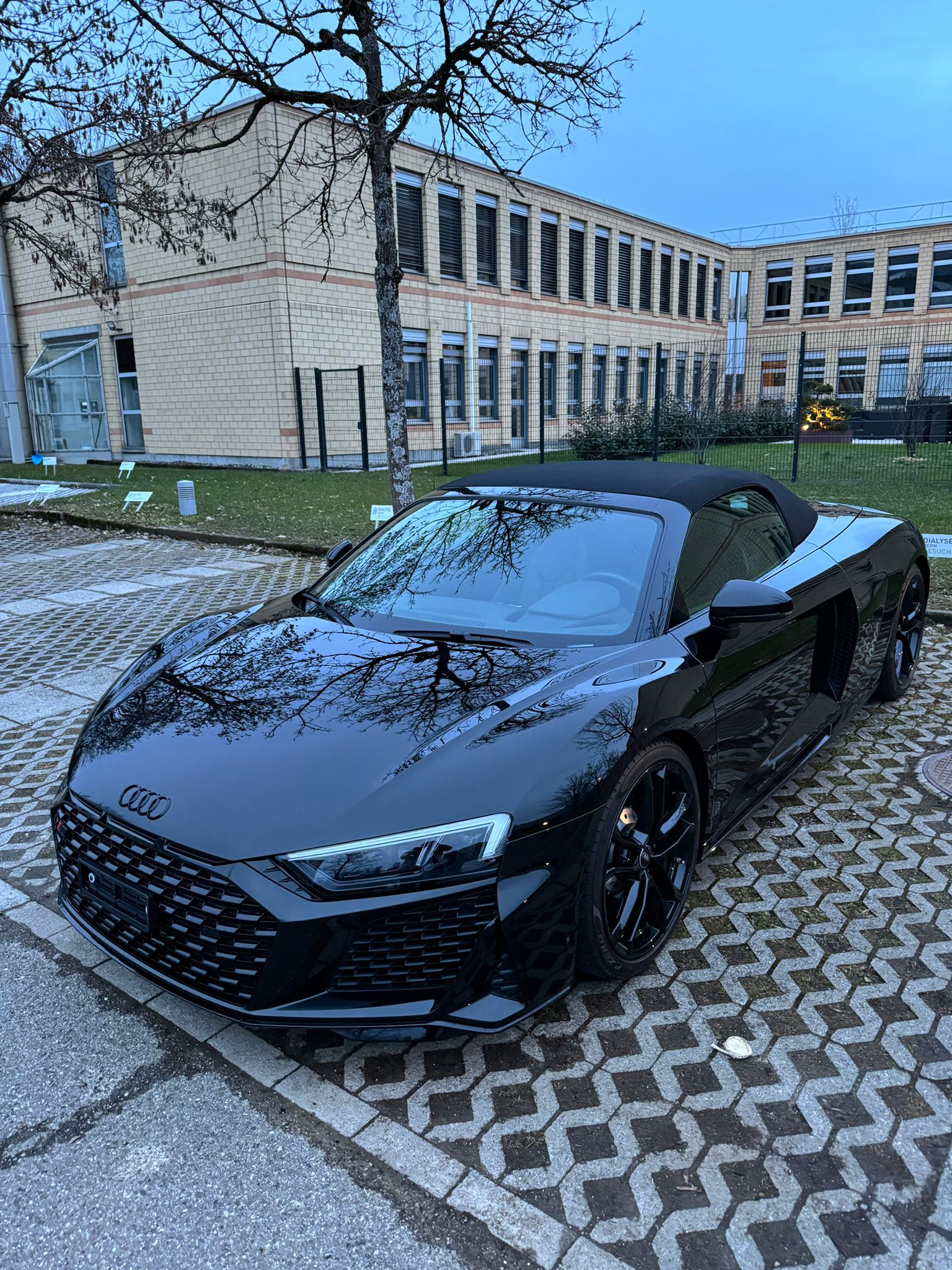 AUDI R8 Spyder RWD S-Tronic-image-2