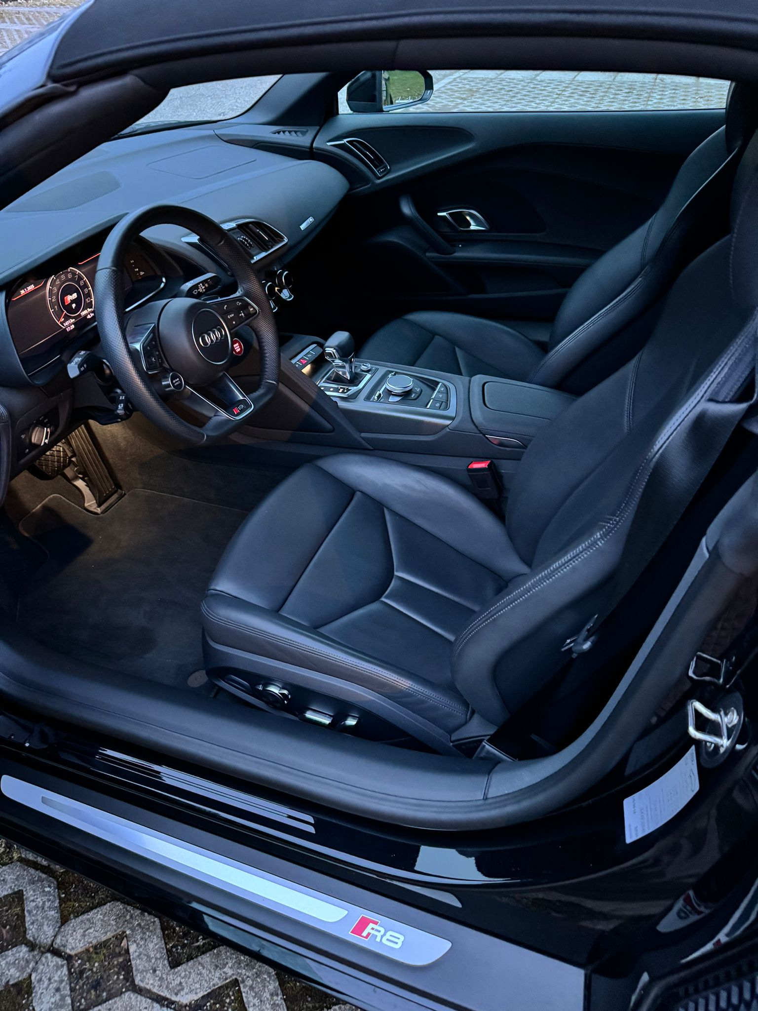 AUDI R8 Spyder RWD S-Tronic-image-7