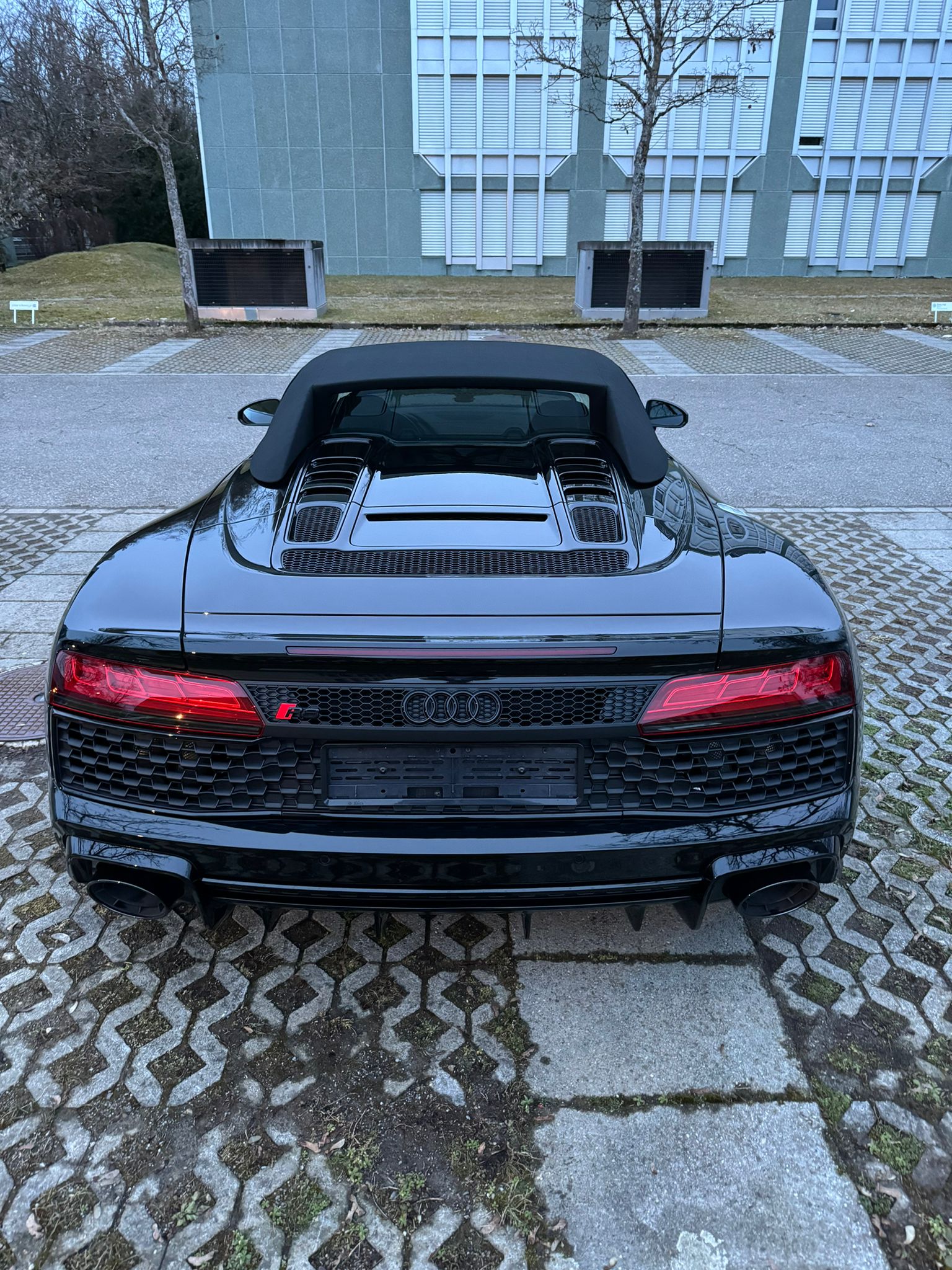 AUDI R8 Spyder RWD S-Tronic-image-6