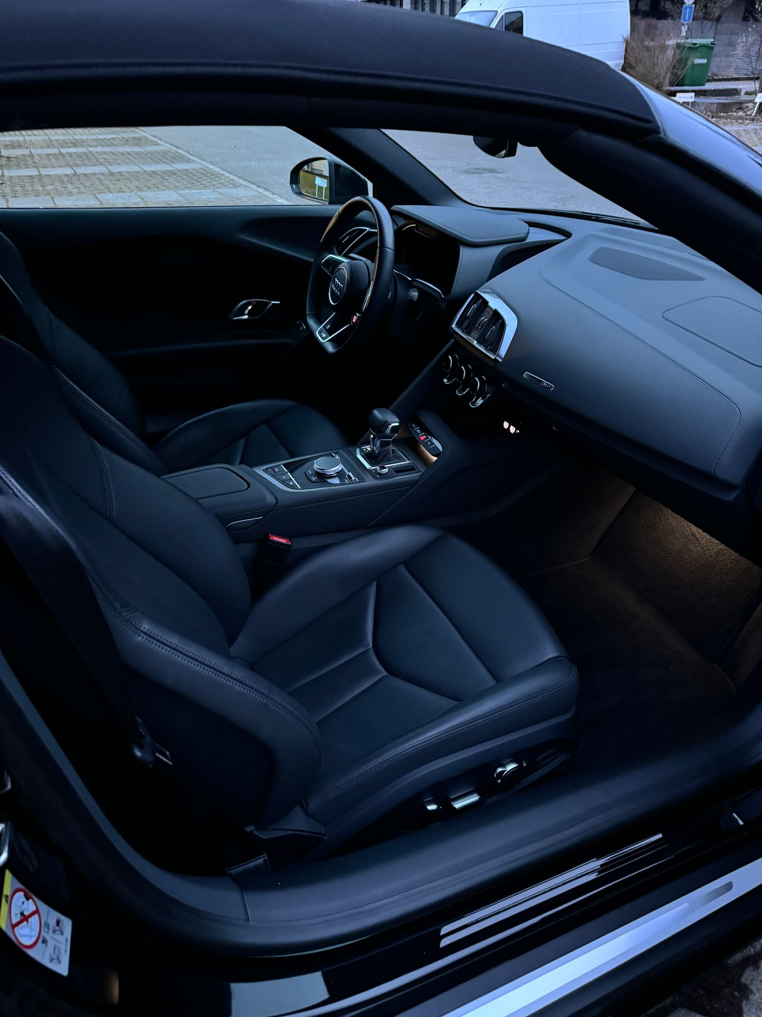 AUDI R8 Spyder RWD S-Tronic-image-11