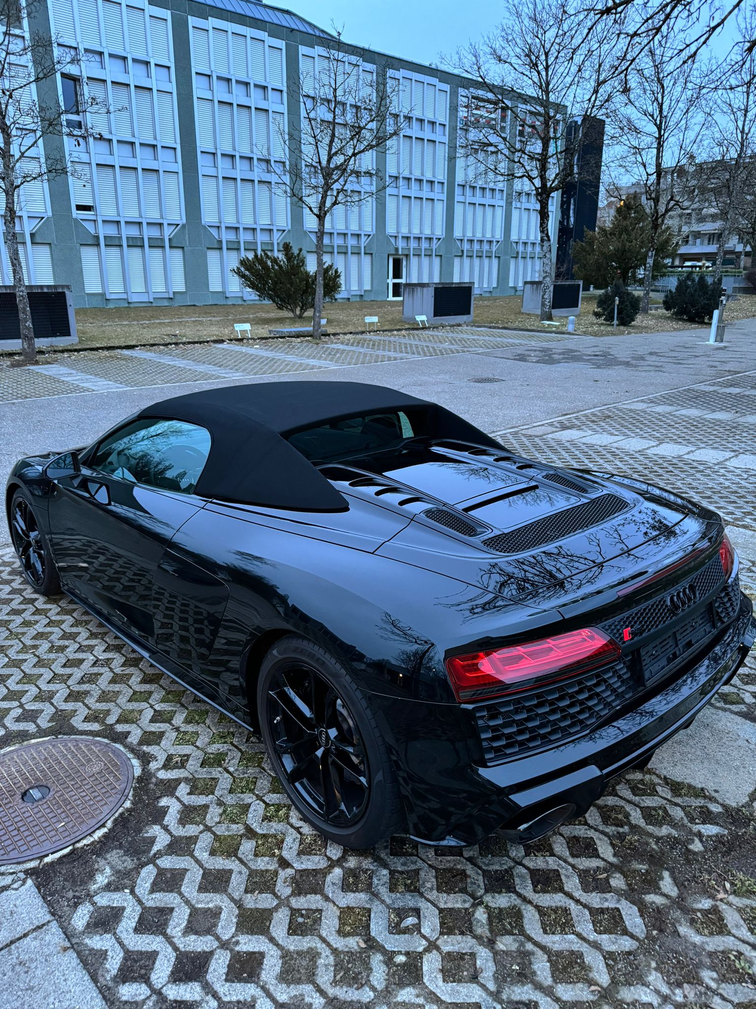 AUDI R8 Spyder RWD S-Tronic-image-3