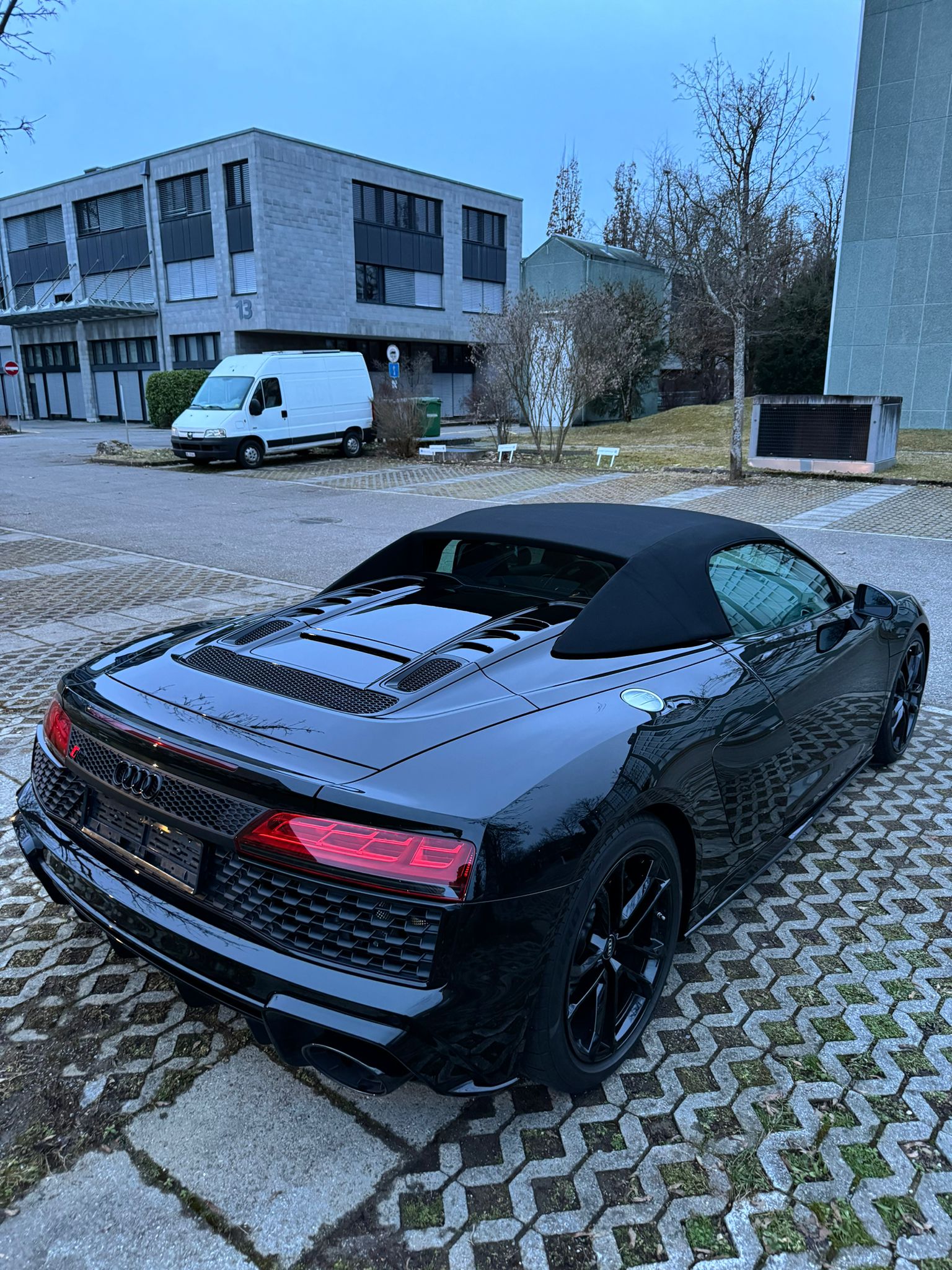 AUDI R8 Spyder RWD S-Tronic-image-4
