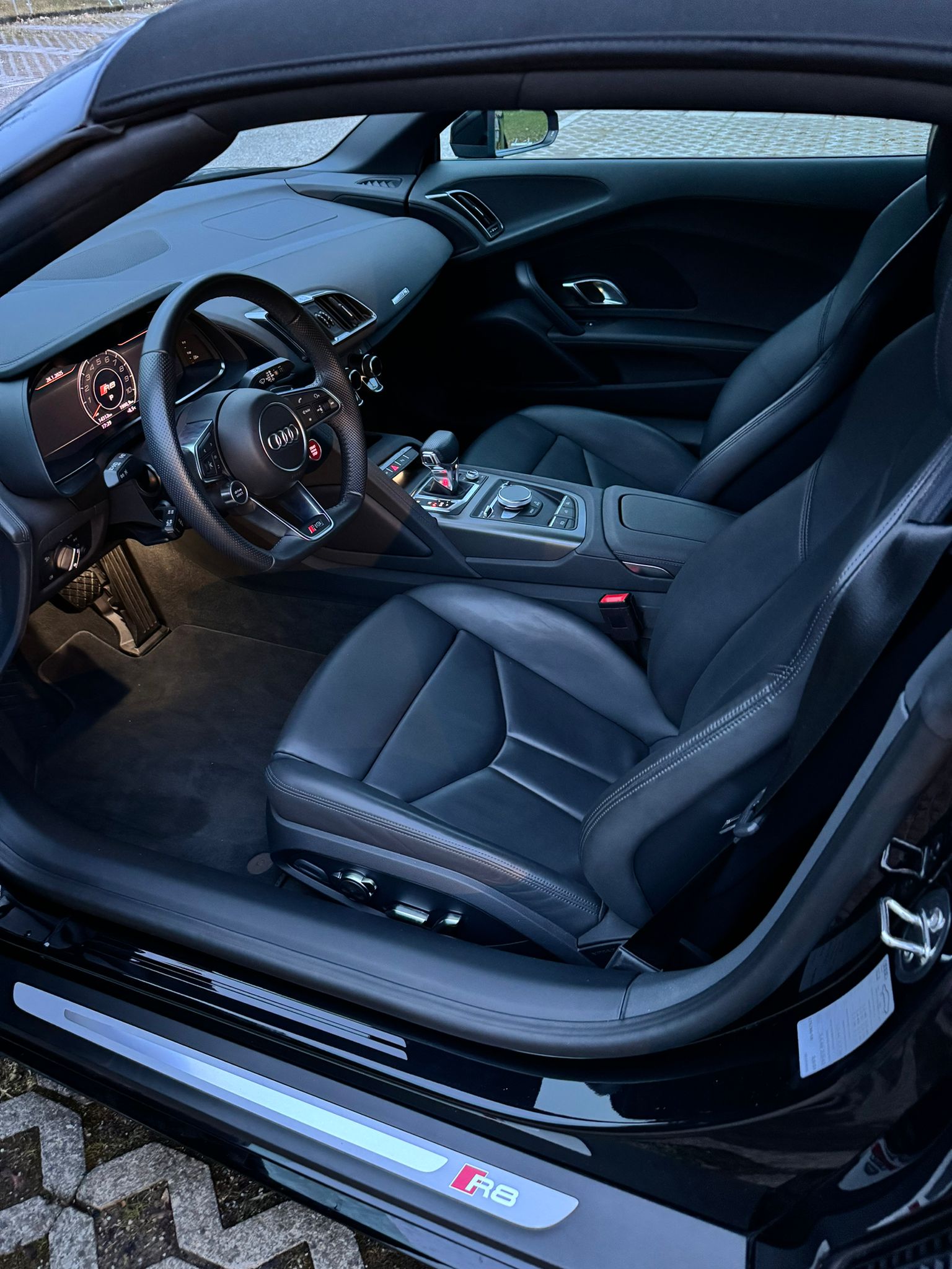 AUDI R8 Spyder RWD S-Tronic-image-8