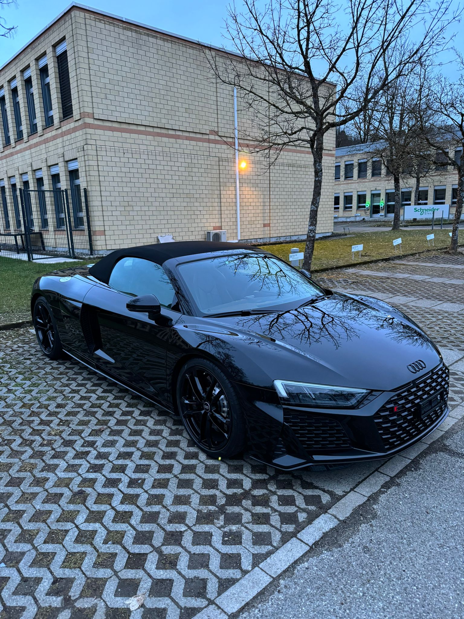 AUDI R8 Spyder RWD S-Tronic-image-1