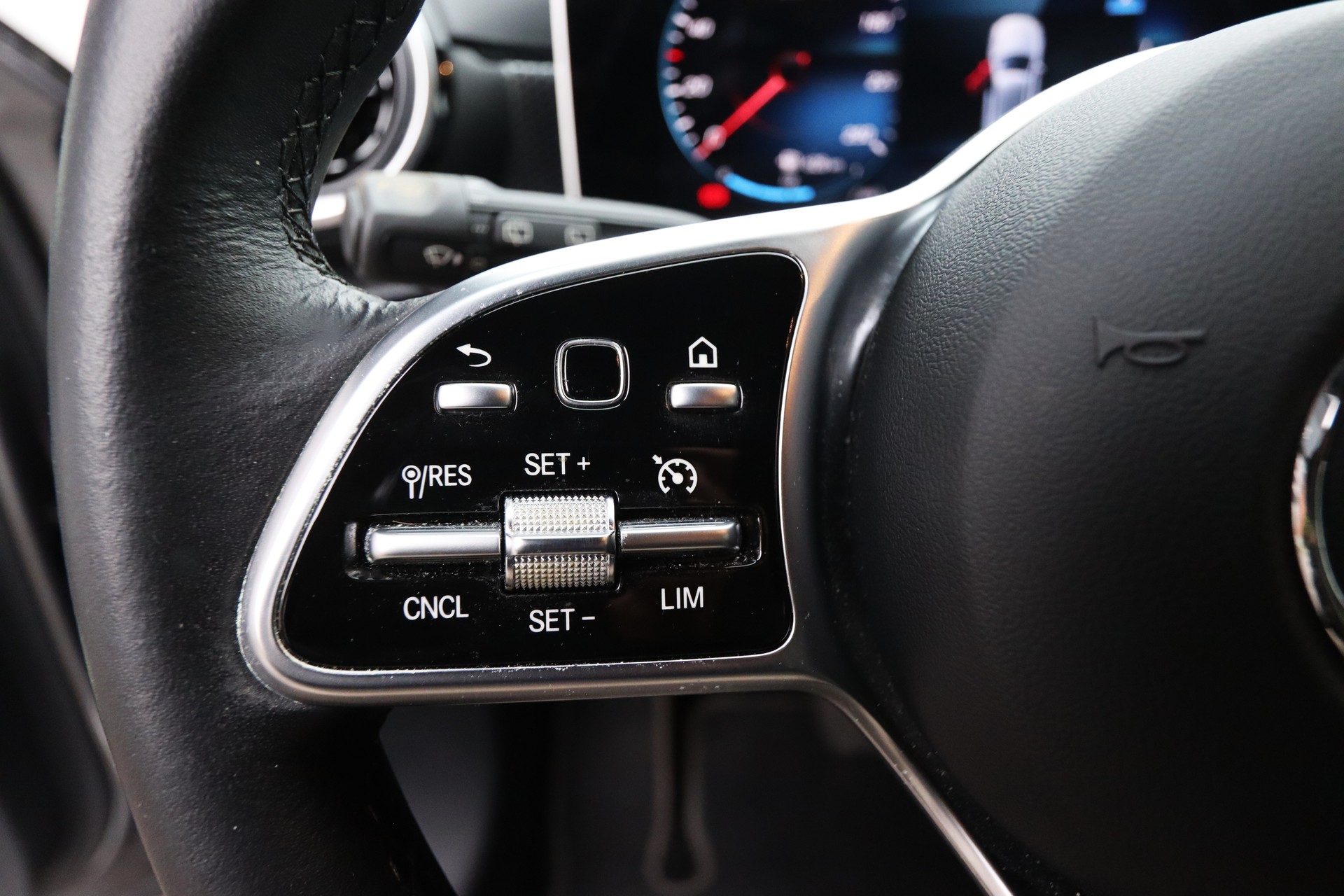 MERCEDES-BENZ A 180 d Progressive-image-15
