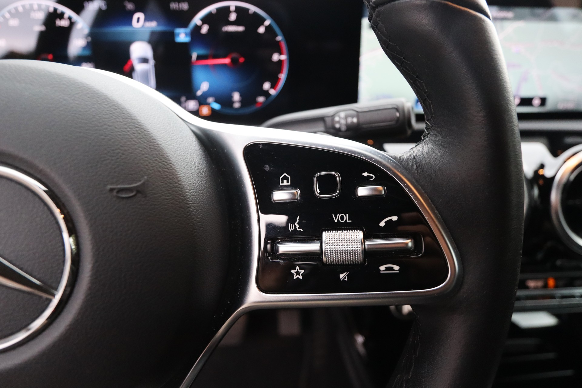 MERCEDES-BENZ A 180 d Progressive-image-16