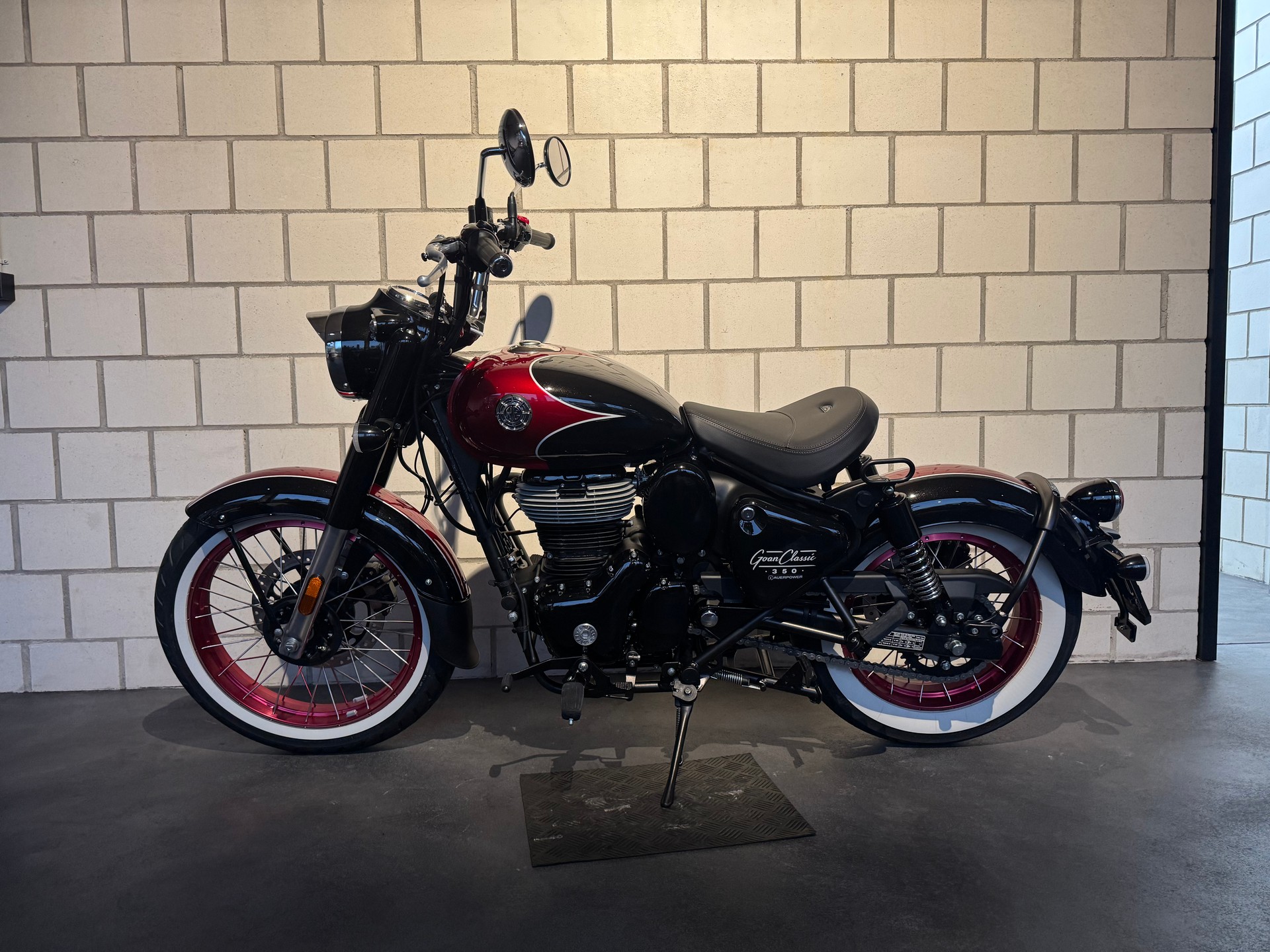 ROYAL ENFIELD GOAN 350-showroom-element-1