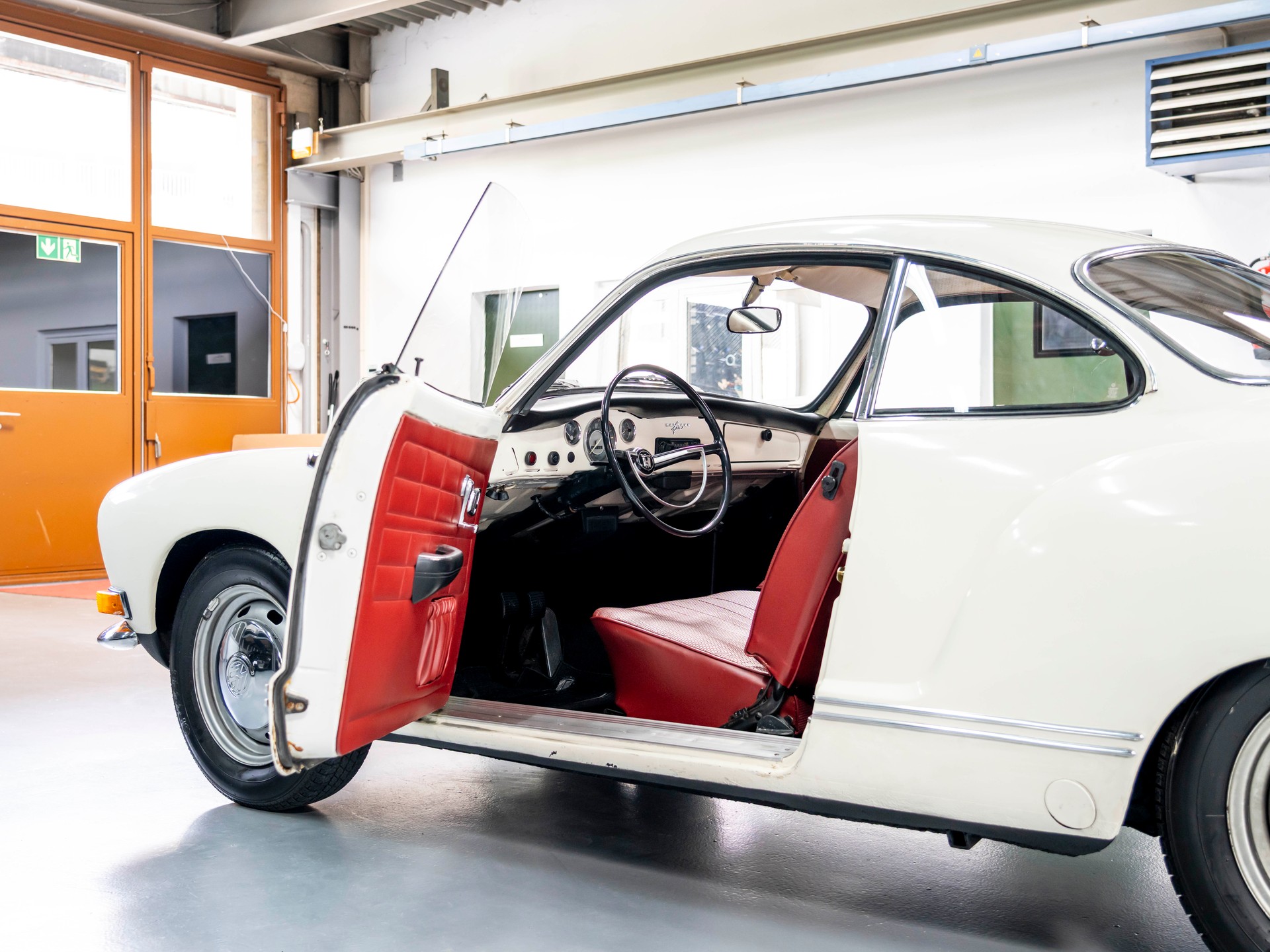 VW Karmann-Ghia 14-image-10