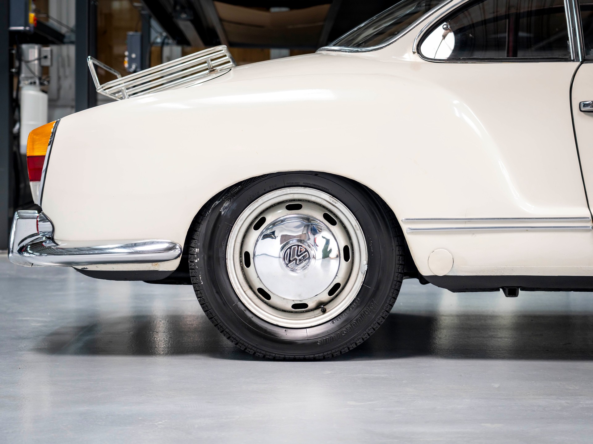 VW Karmann-Ghia 14-image-9