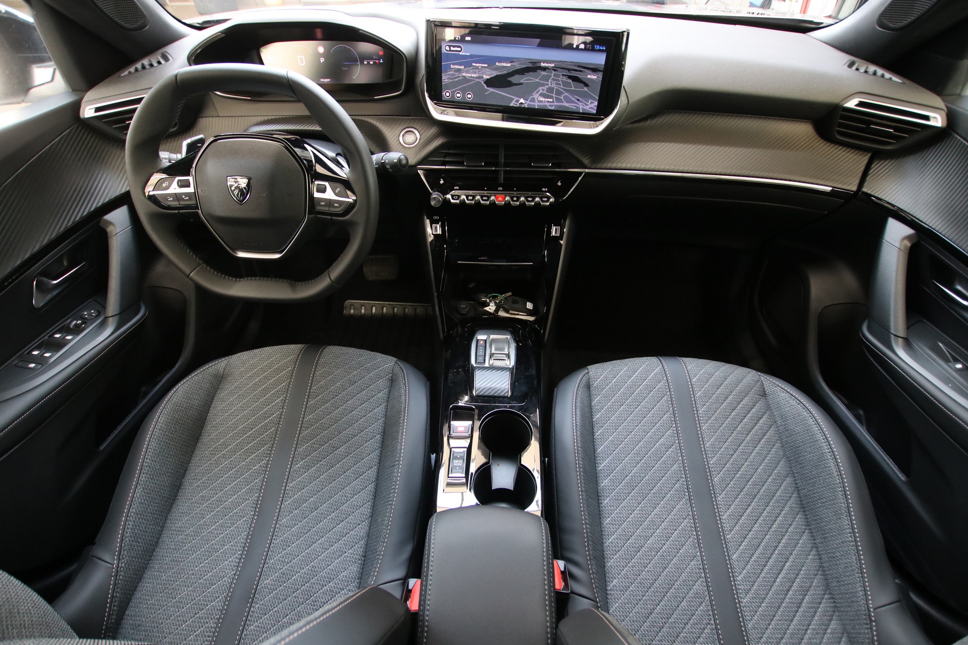 PEUGEOT 2008 1.2 145 MHEV Allure Premium-image-9