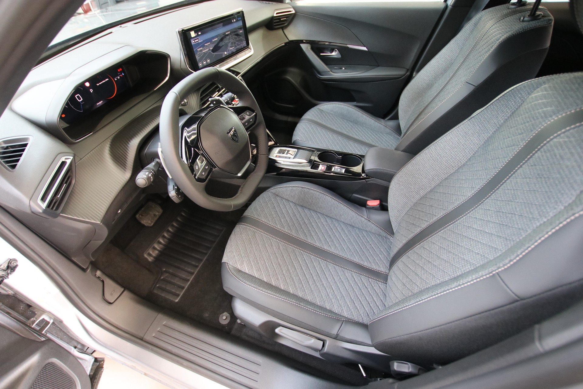 PEUGEOT 2008 1.2 145 MHEV Allure Premium-image-11