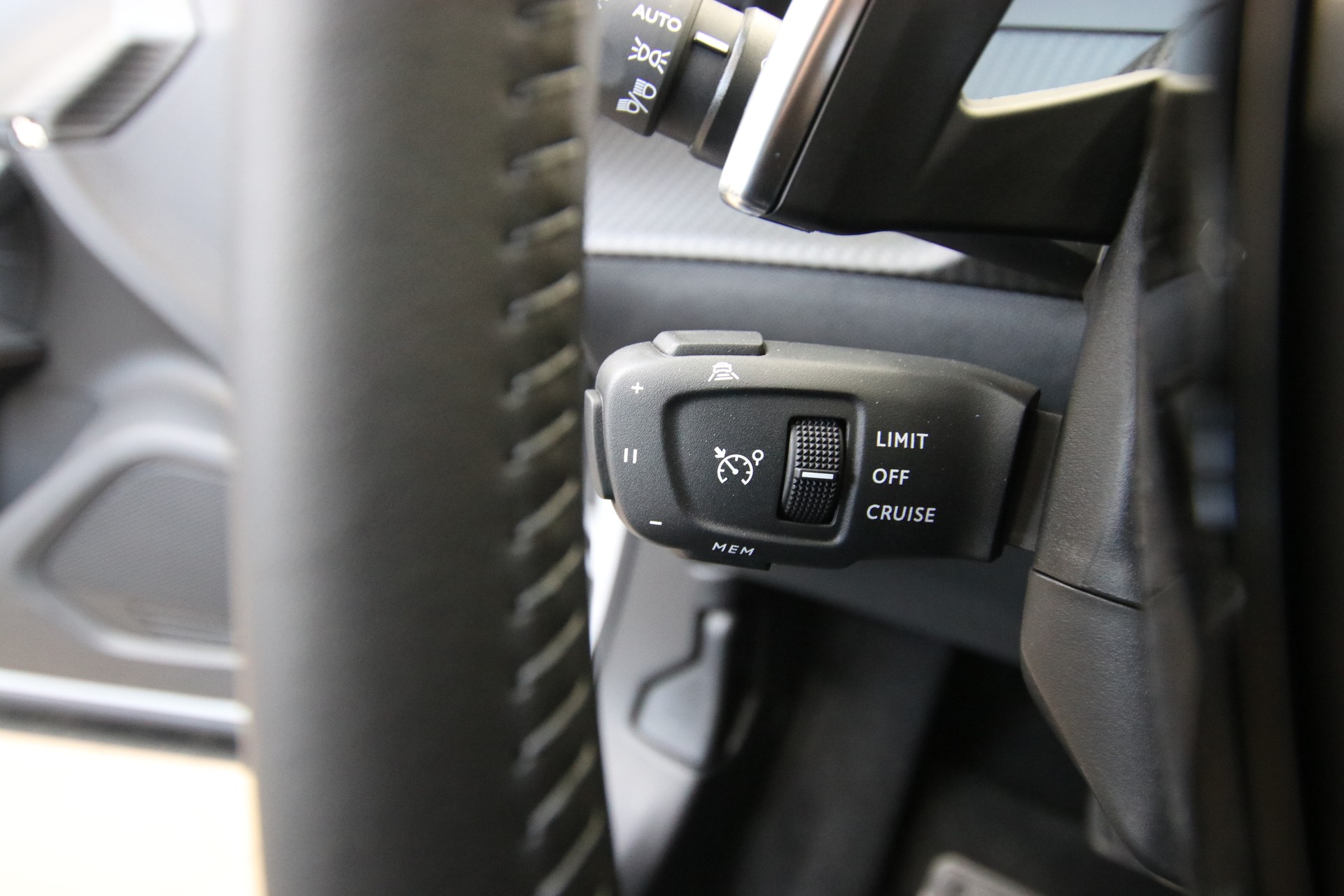 PEUGEOT 2008 1.2 145 MHEV Allure Premium-image-25