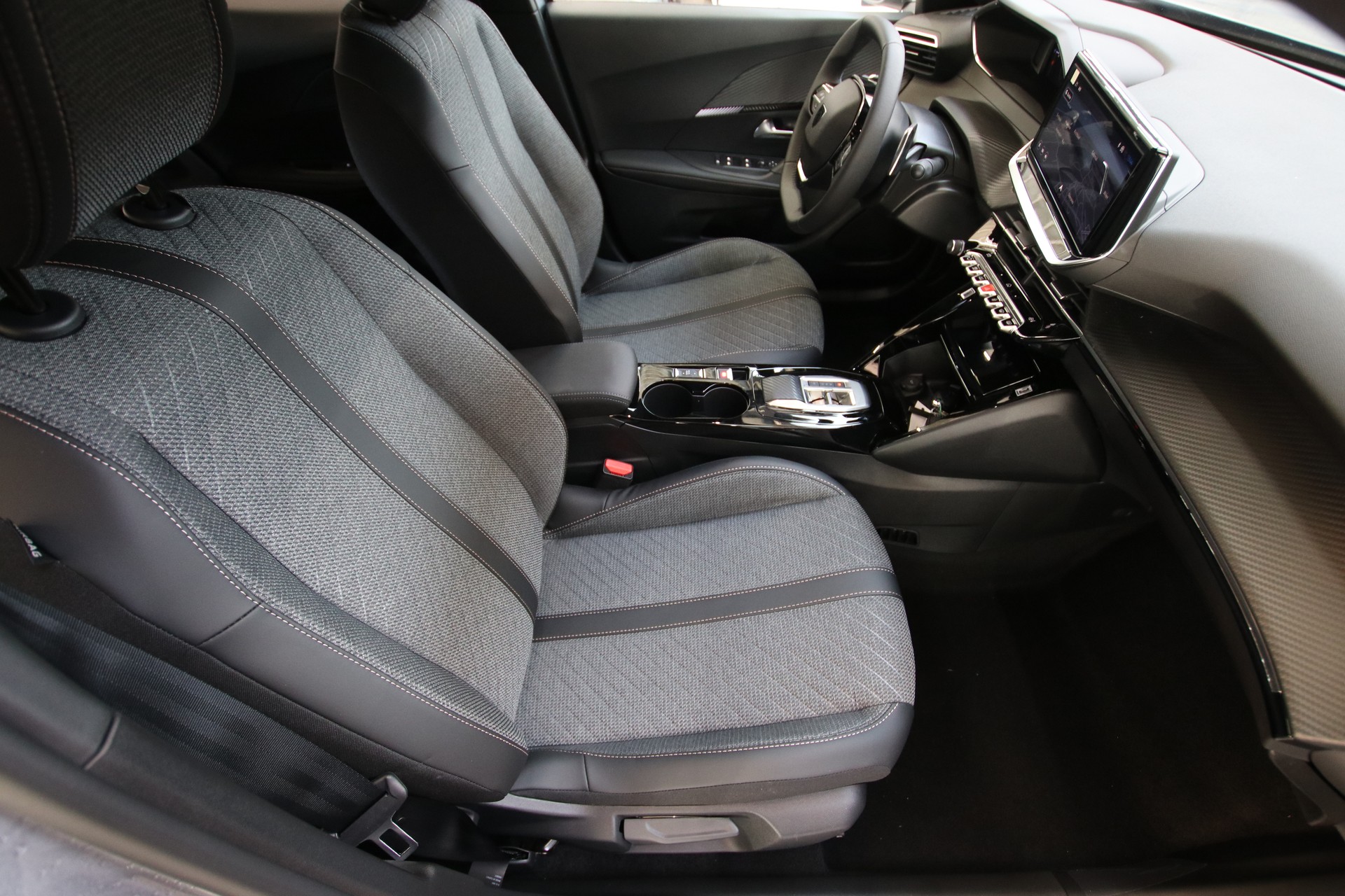 PEUGEOT 2008 1.2 145 MHEV Allure Premium-image-12