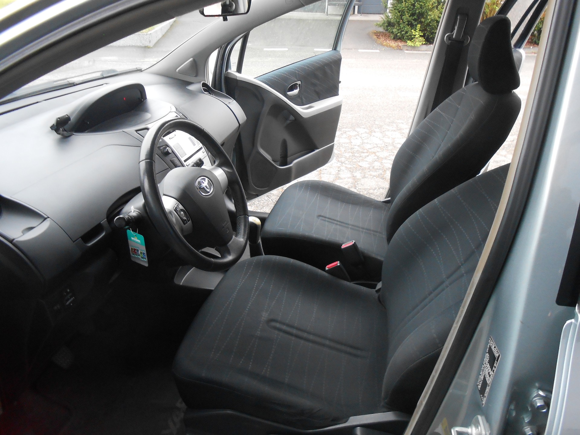 TOYOTA Yaris 1.3 Linea Sol-image-9