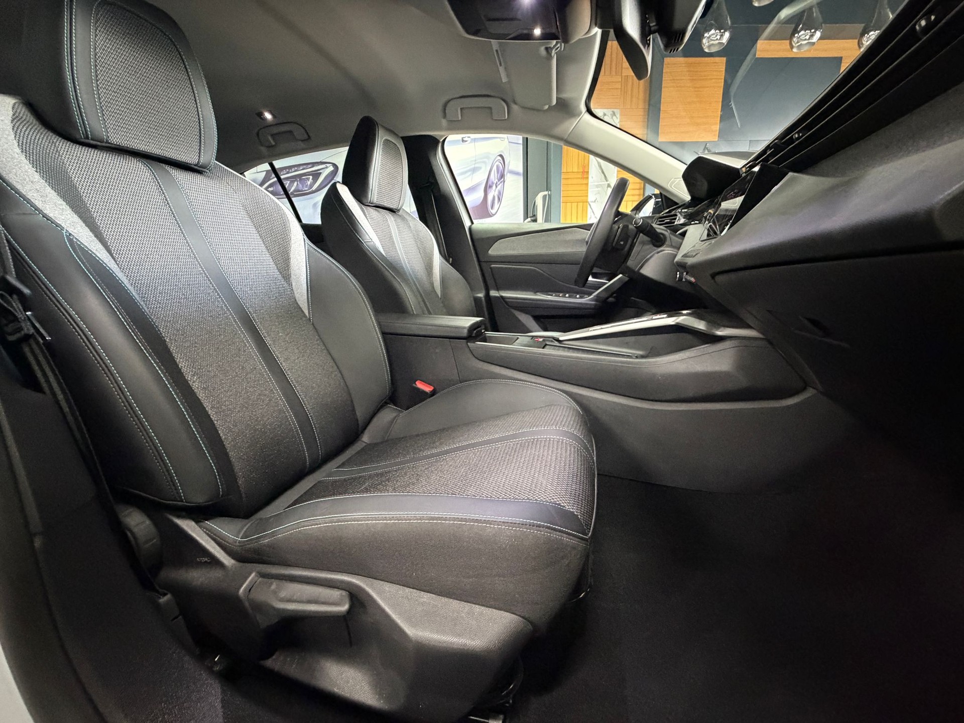 PEUGEOT 408 1.2 HEV 145 Allure-image-9