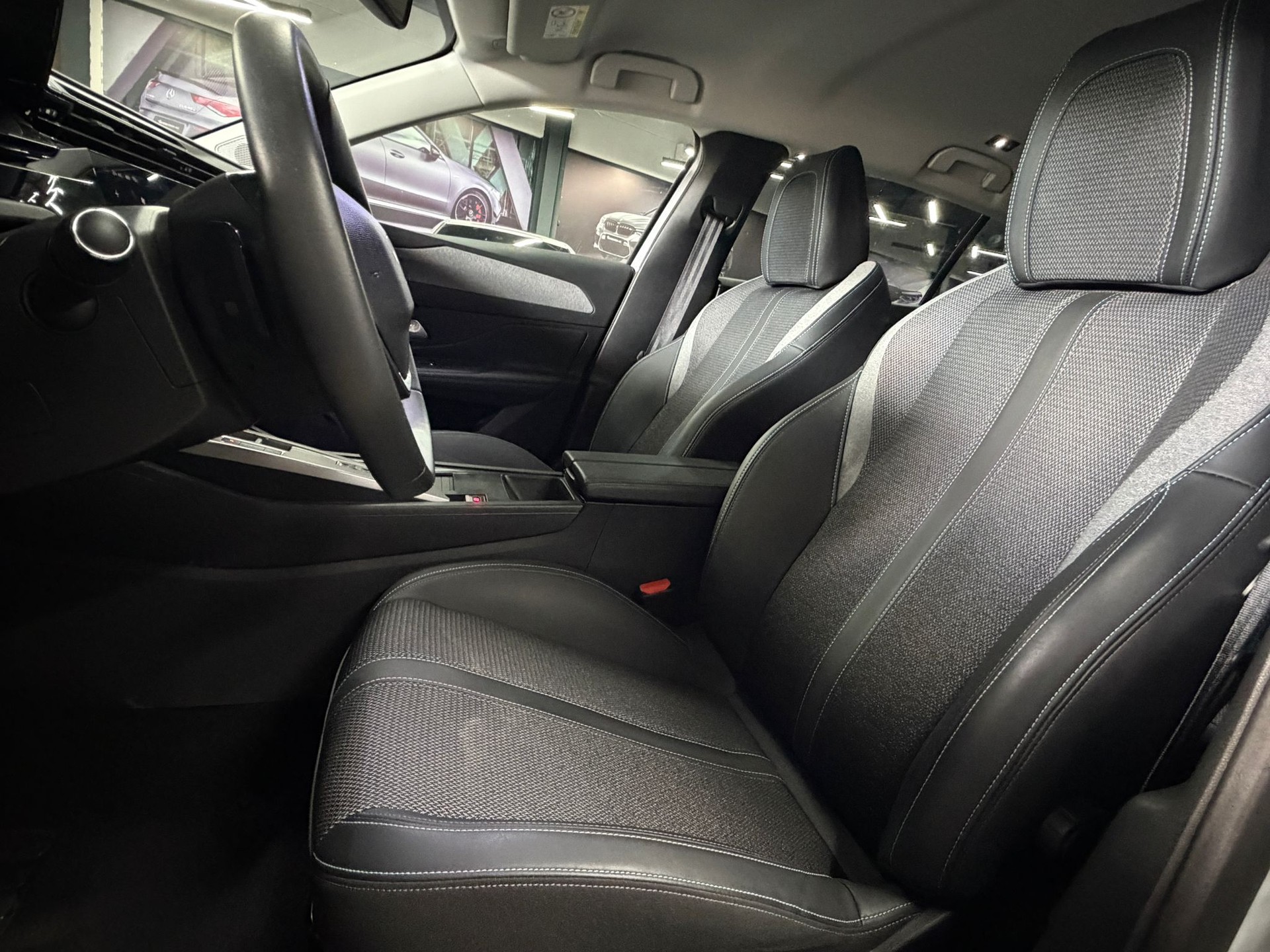 PEUGEOT 408 1.2 HEV 145 Allure-image-15