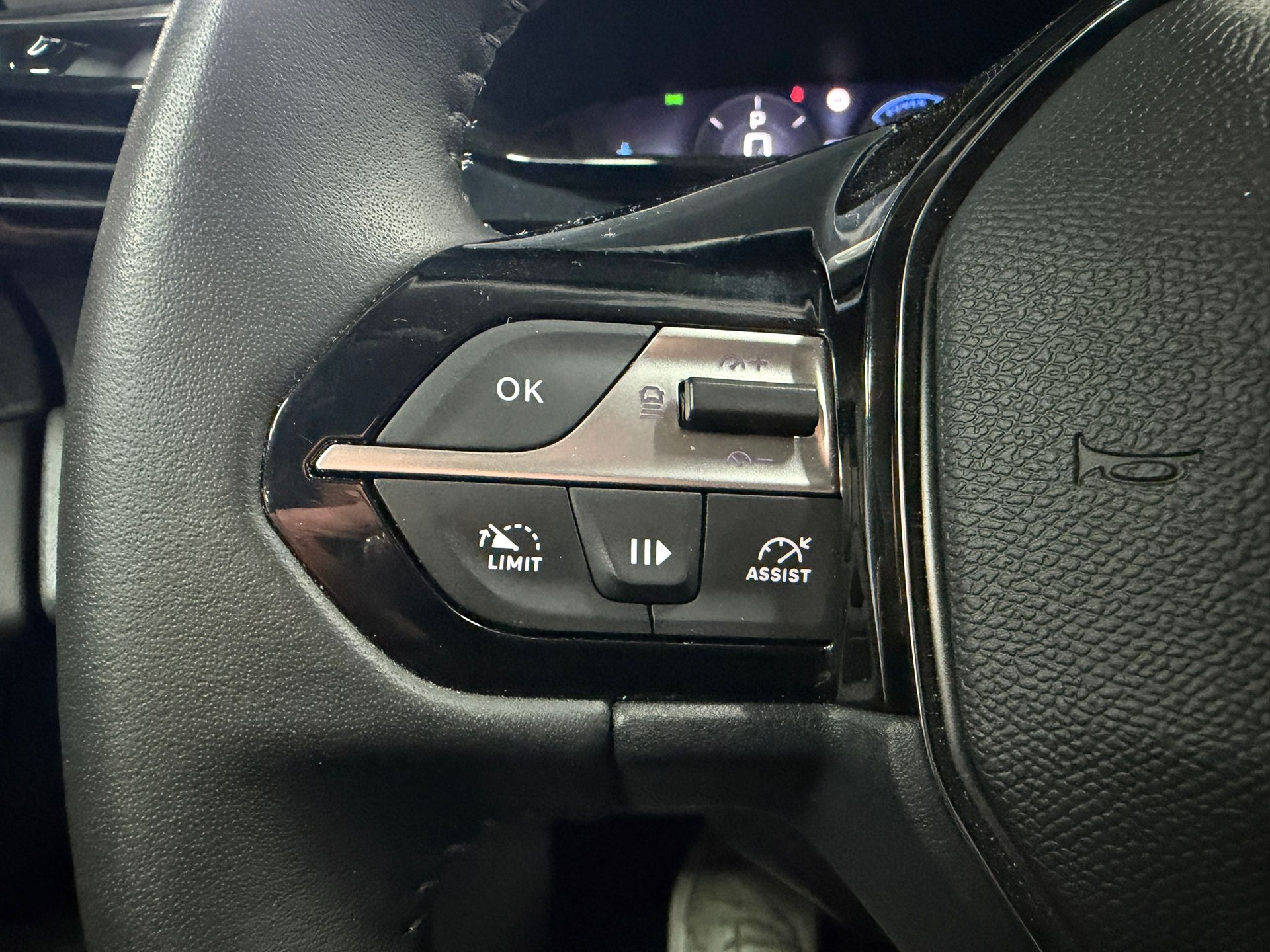 PEUGEOT 408 1.2 HEV 145 Allure-image-13