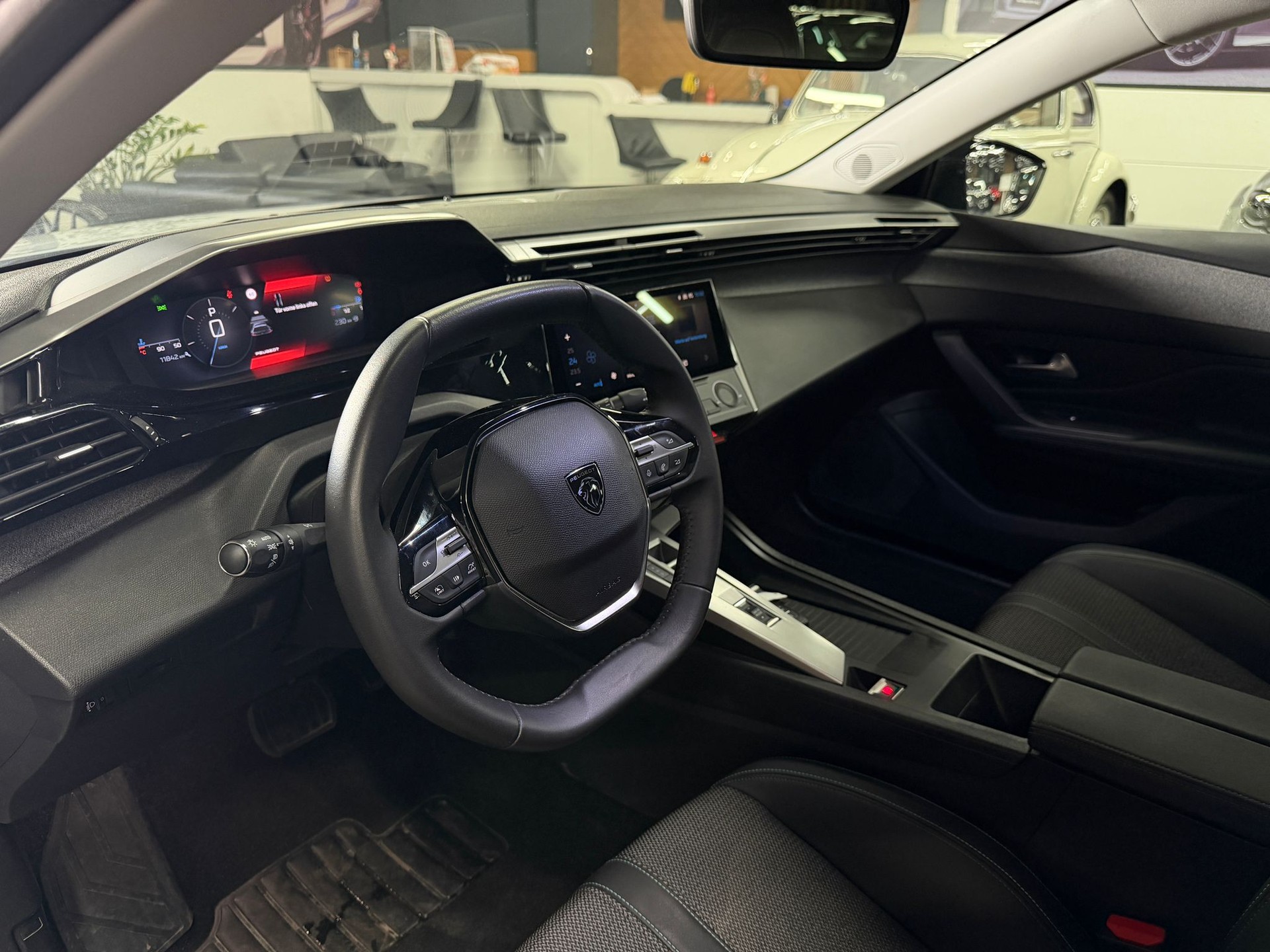 PEUGEOT 408 1.2 HEV 145 Allure-image-19