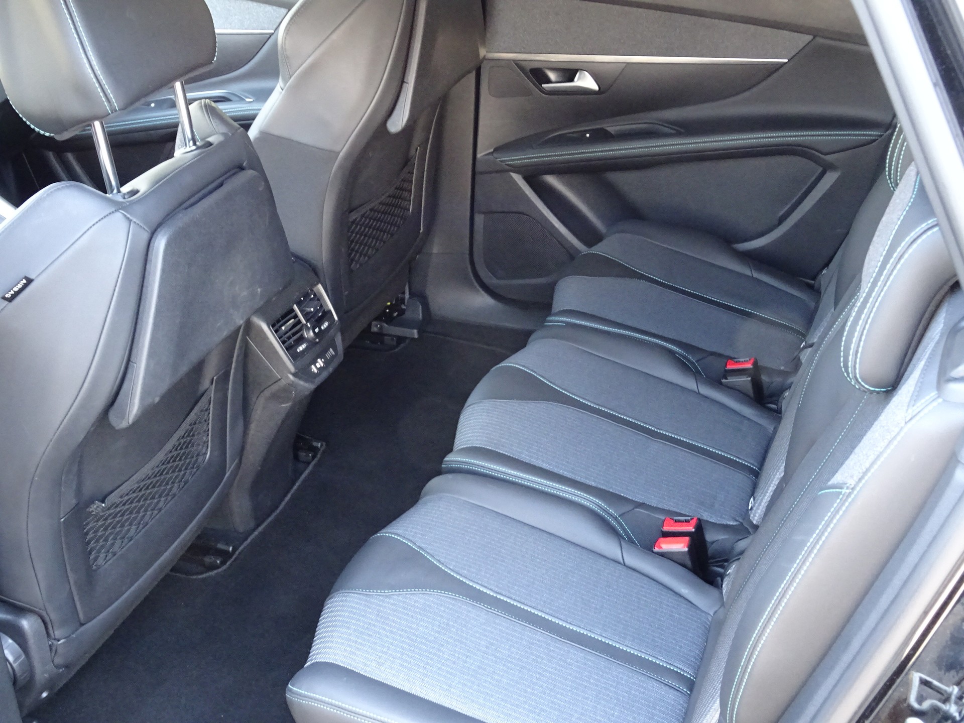 PEUGEOT 5008 1.2 Pure Tech Allure Pack EAT8-image-5