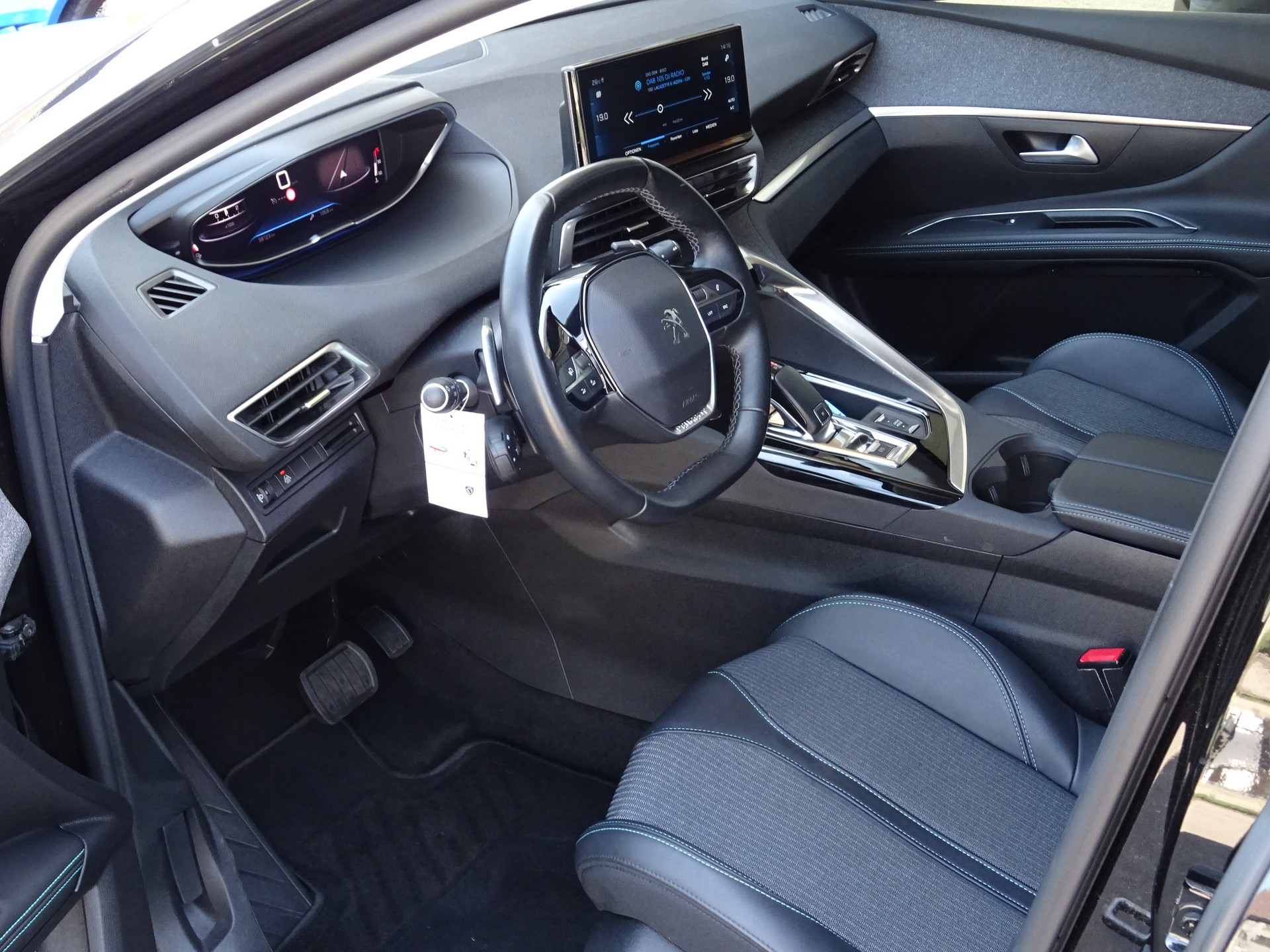 PEUGEOT 5008 1.2 Pure Tech Allure Pack EAT8-image-4