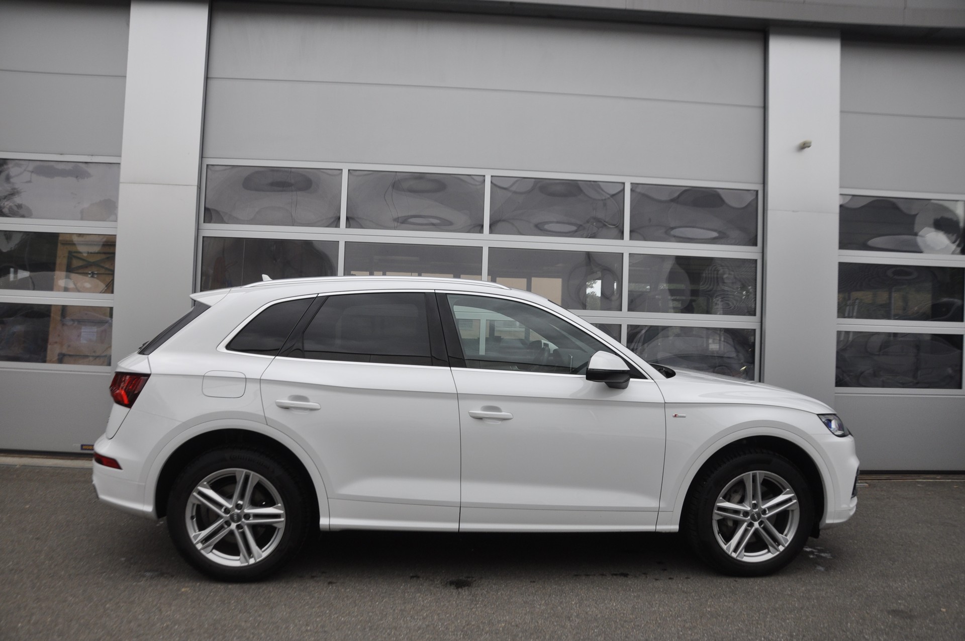 AUDI Q5 55 TFSI e sport quattro S line-image-1