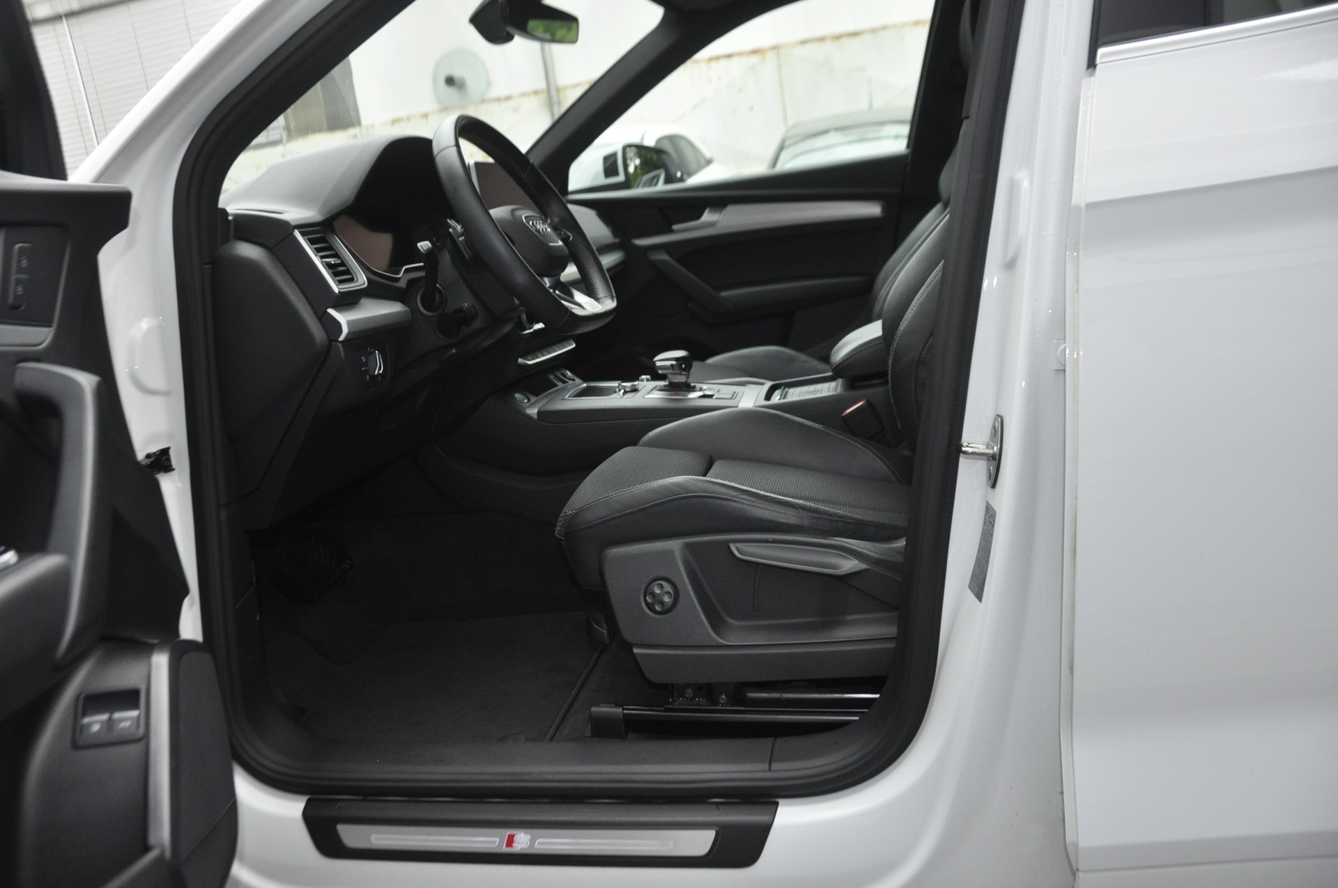 AUDI Q5 55 TFSI e sport quattro S line-image-3