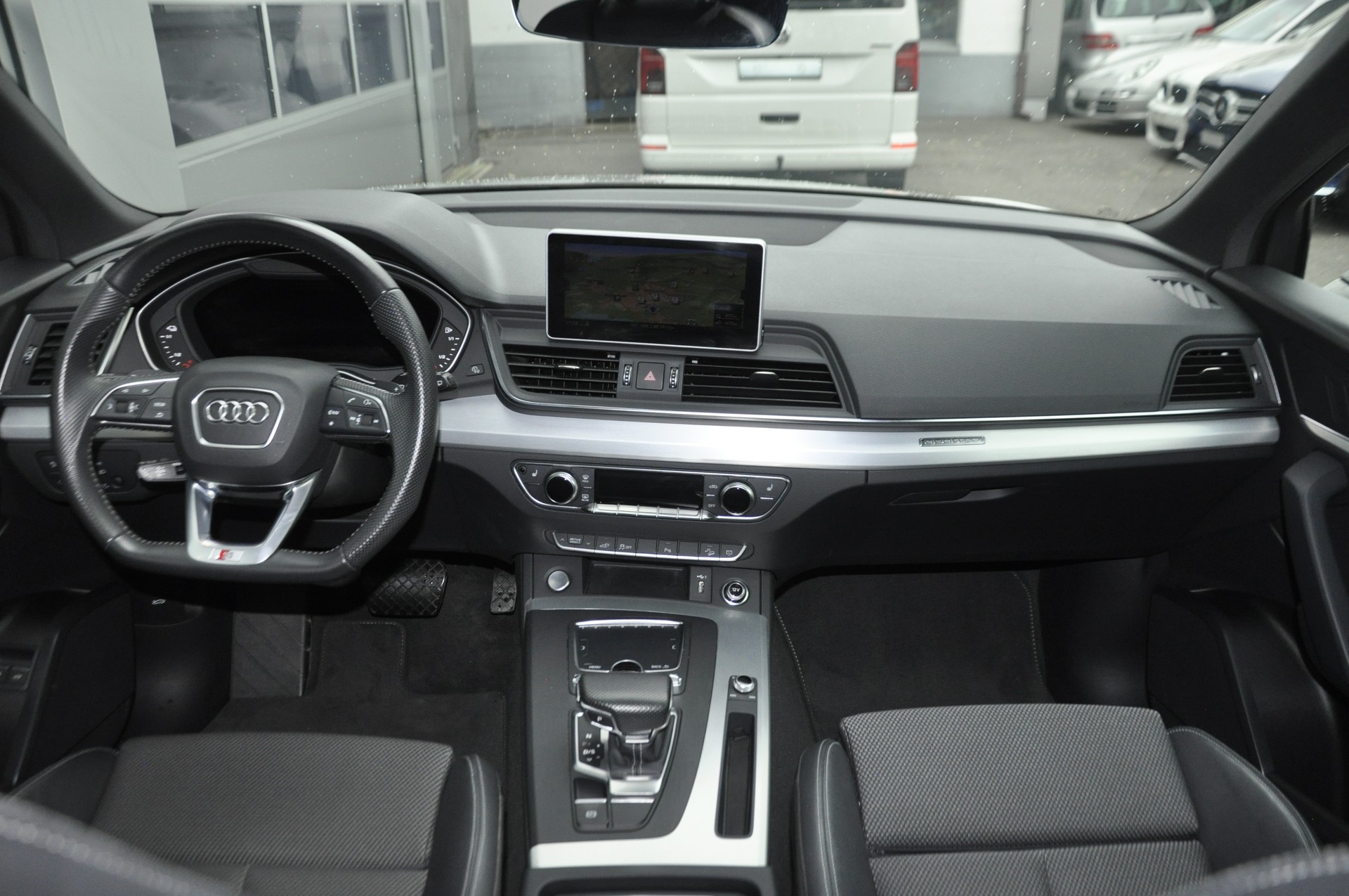 AUDI Q5 55 TFSI e sport quattro S line-image-9