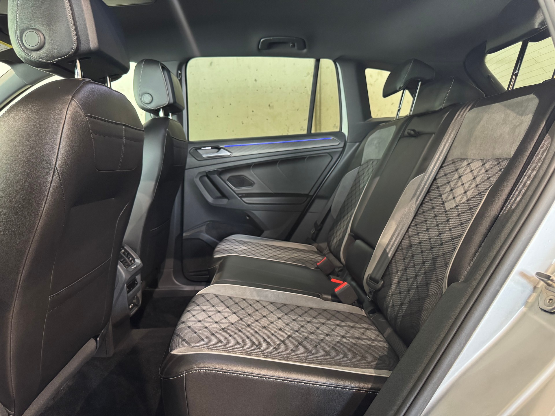 VW Tiguan 2.0TSI R-Line 4Motion DSG || CH-FZG || AHK || HEAD UP || 360°-image-27