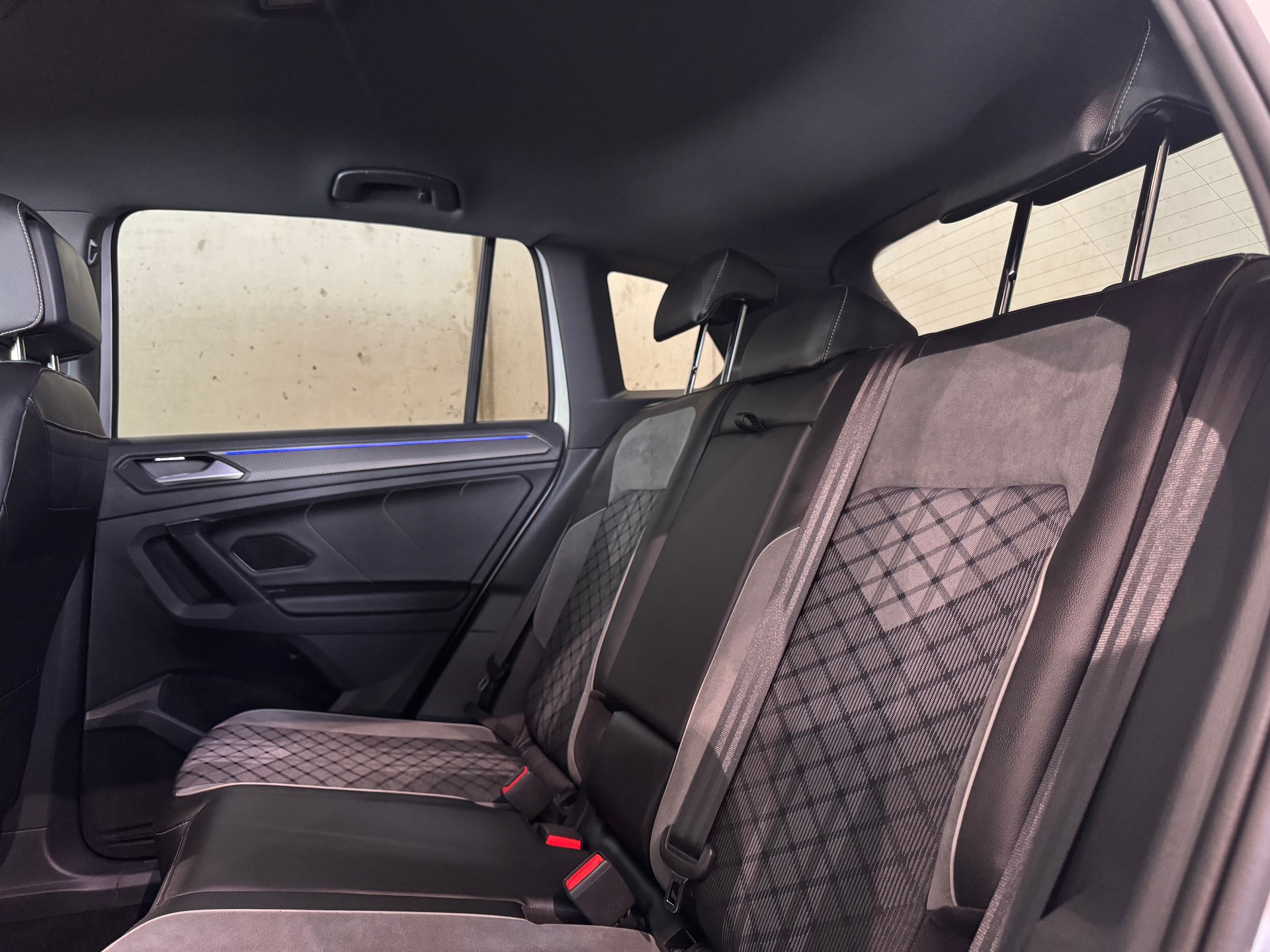 VW Tiguan 2.0TSI R-Line 4Motion DSG || CH-FZG || AHK || HEAD UP || 360°-image-29