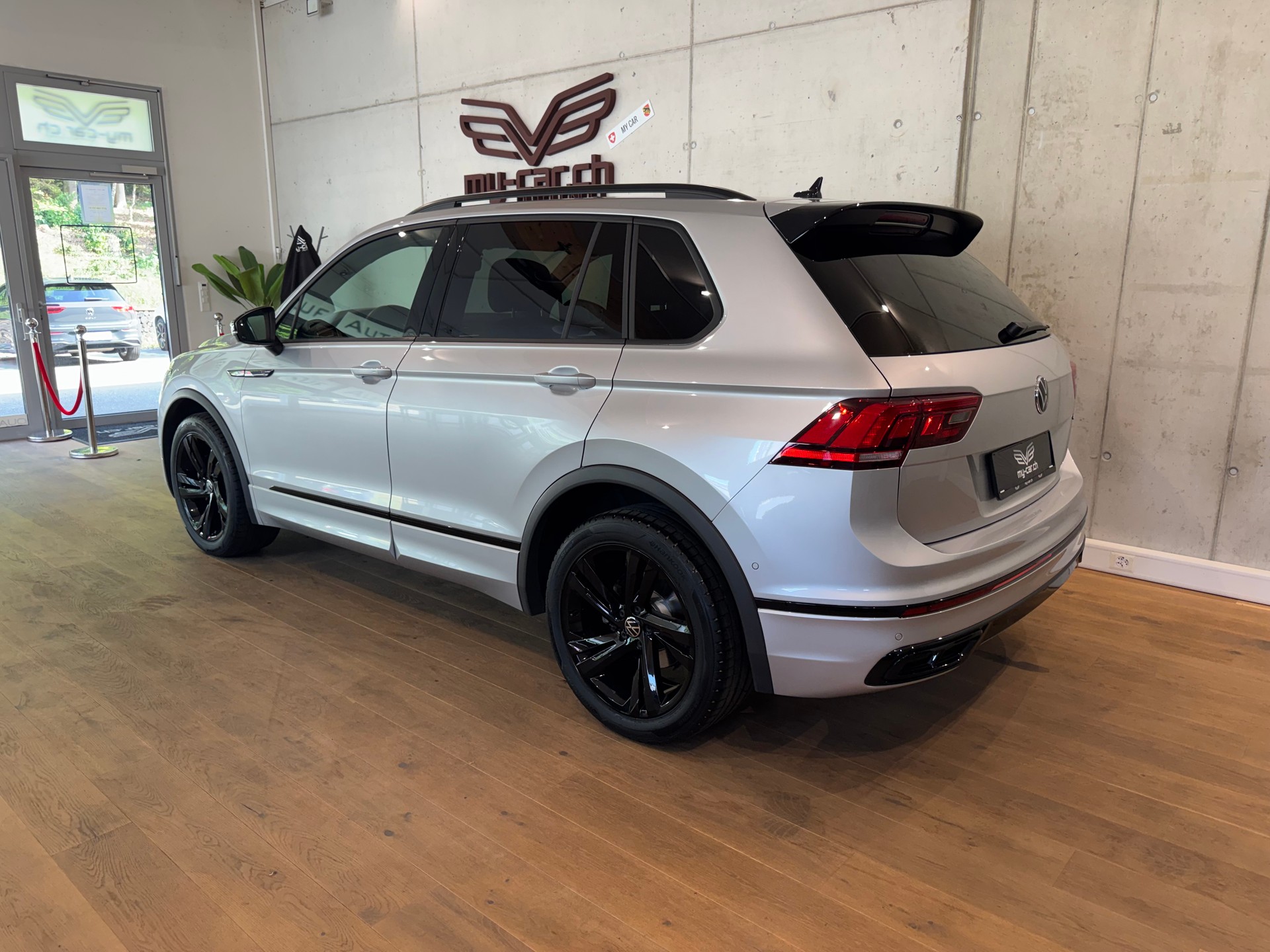 VW Tiguan 2.0TSI R-Line 4Motion DSG || CH-FZG || AHK || HEAD UP || 360°-image-8