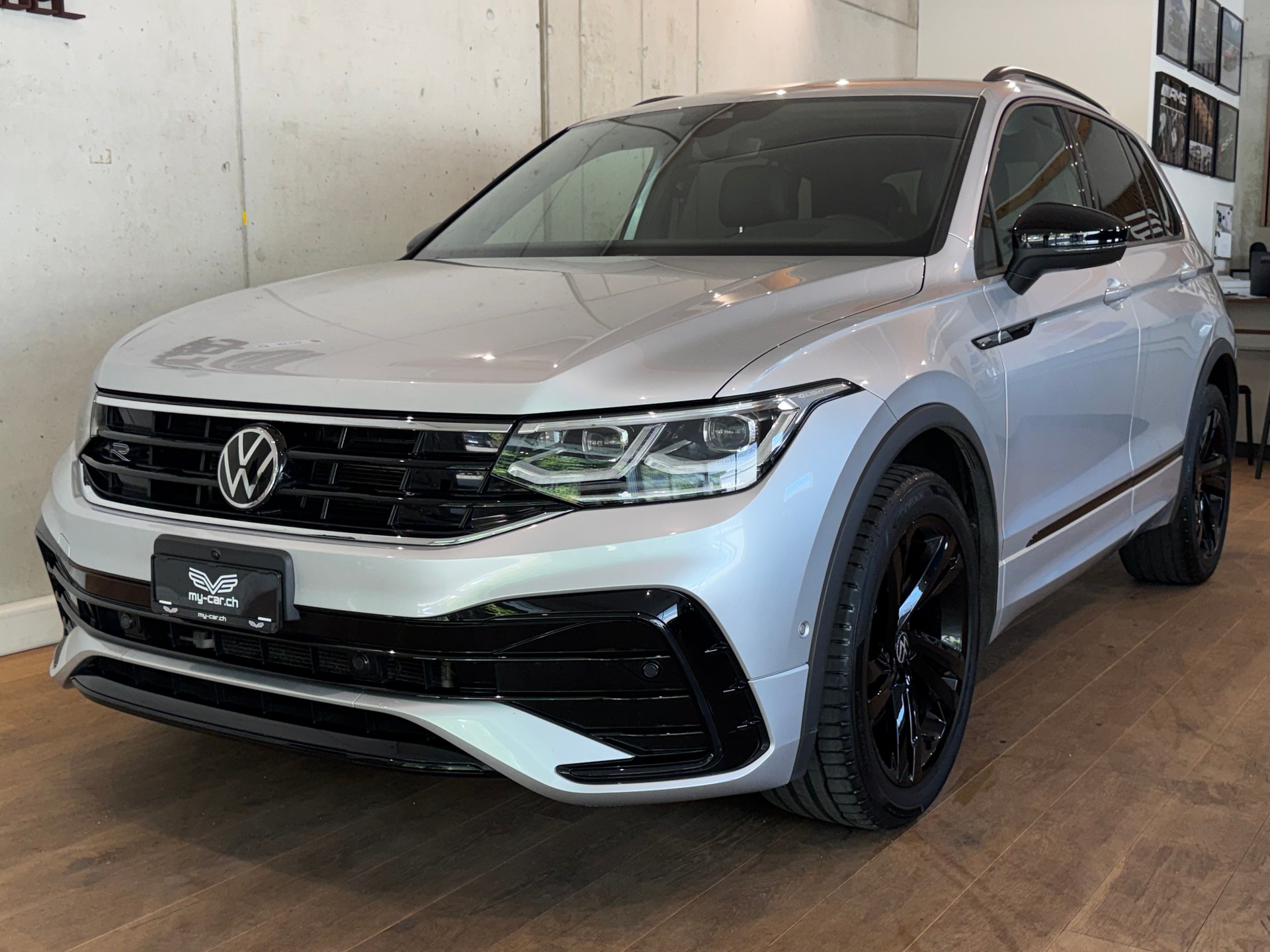 VW Tiguan 2.0TSI R-Line 4Motion DSG || CH-FZG || AHK || HEAD UP || 360°-image-1