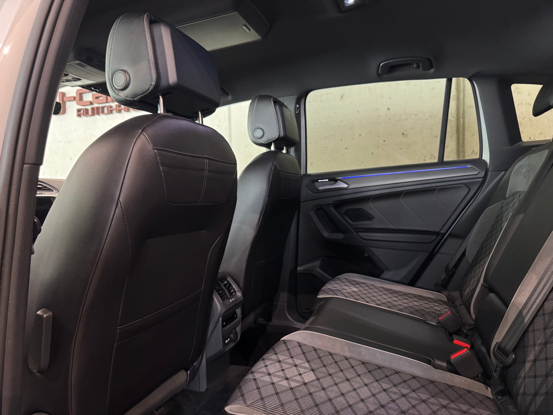 VW Tiguan 2.0TSI R-Line 4Motion DSG || CH-FZG || AHK || HEAD UP || 360°-image-28