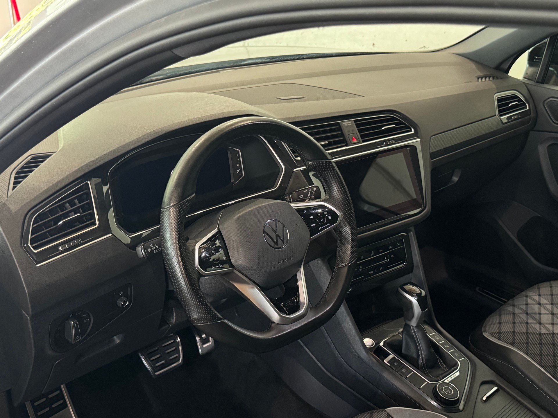 VW Tiguan 2.0TSI R-Line 4Motion DSG || CH-FZG || AHK || HEAD UP || 360°-image-20